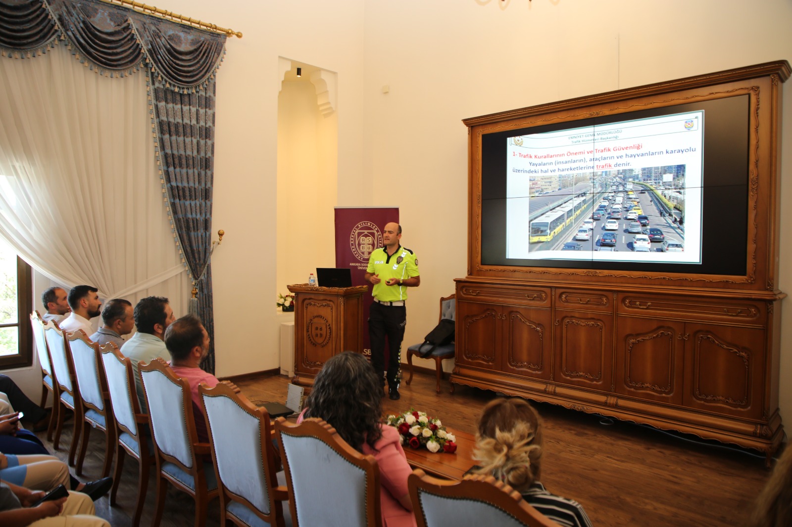 Üniversitemiz Personeline Trafik Eğitimi Verildi