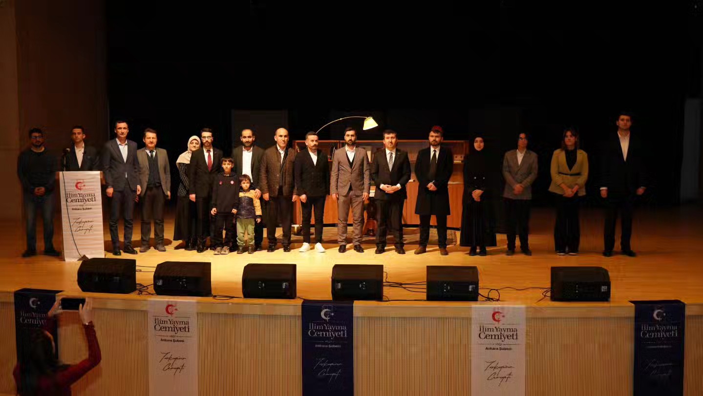 Program sonunda tüm konuşmacılar ve protokol toplu fotoğraf çektiriyor.