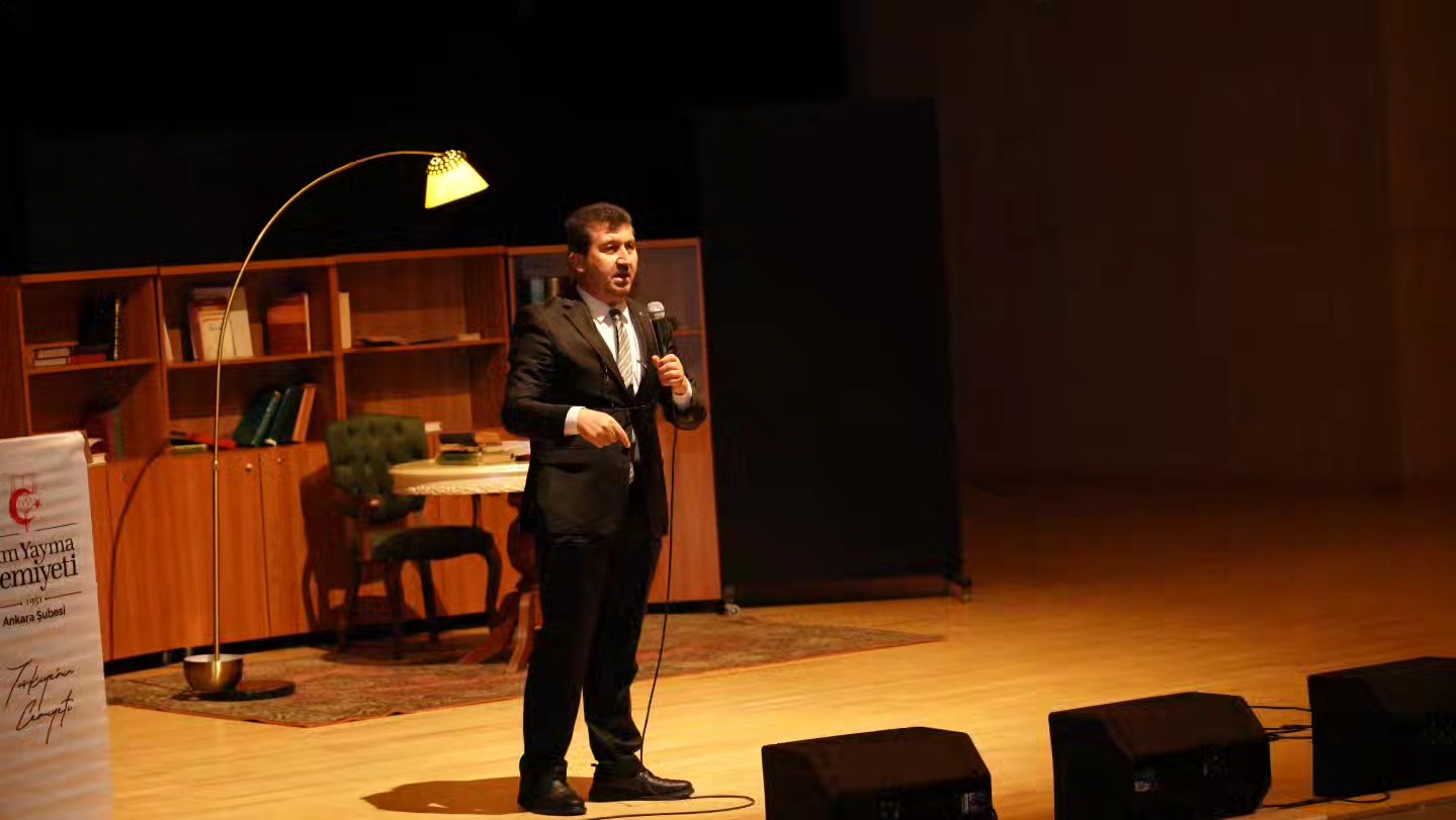 Üniversitemiz Rektörü ve Türkiye Yazarlar Birliği Başkanı Prof. Dr. Musa Kazım Arıcan sahnede konuşmasını yapıyor.