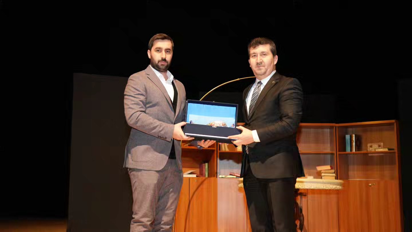 Üniversitemiz Rektörü ve Türkiye Yazarlar Birliği Başkanı Prof. Dr. Musa Kazım Arıcan'a hediyesi takdim ediliyor.