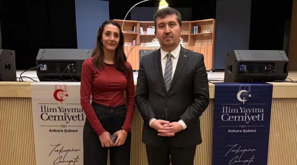 Üniversitemiz Rektörü Prof. Dr. Musa Kazım Arıcan ve Cansel Yıldız fotoğraf çektiriyor.