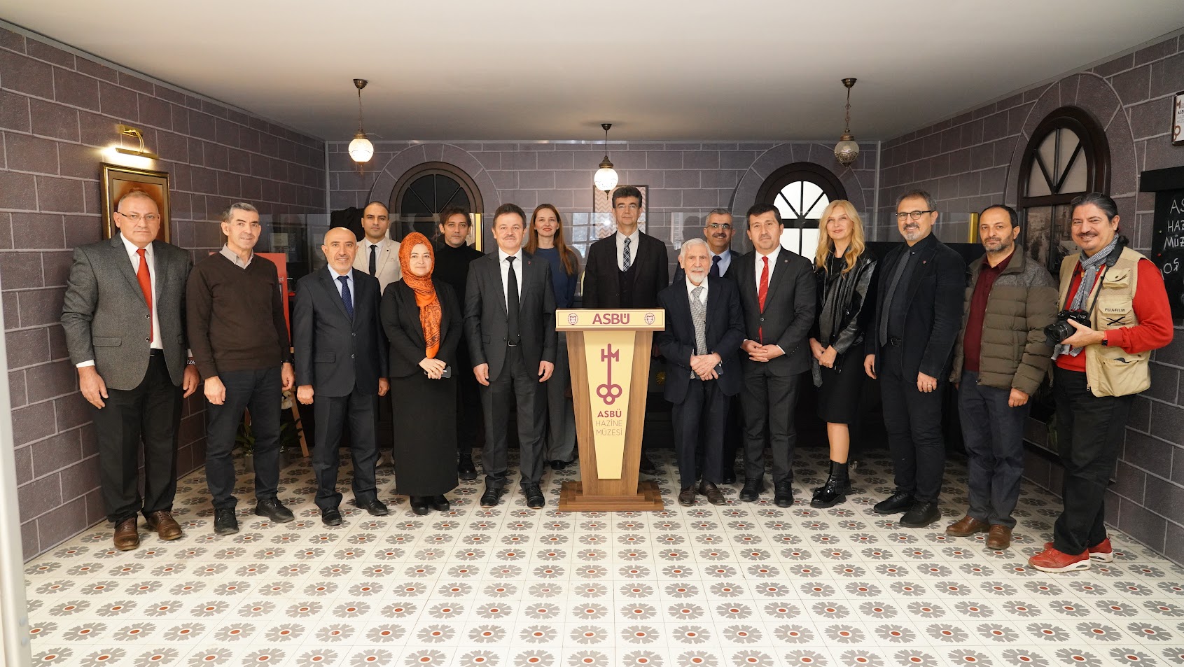 Rektörümüz, ASBÜ bünyesindeki diğer hocalarımız, Fotoğraf sanatçısı Ozan Sağdıç ve diğer konuklar toplu fotoğraf çektiriyor.