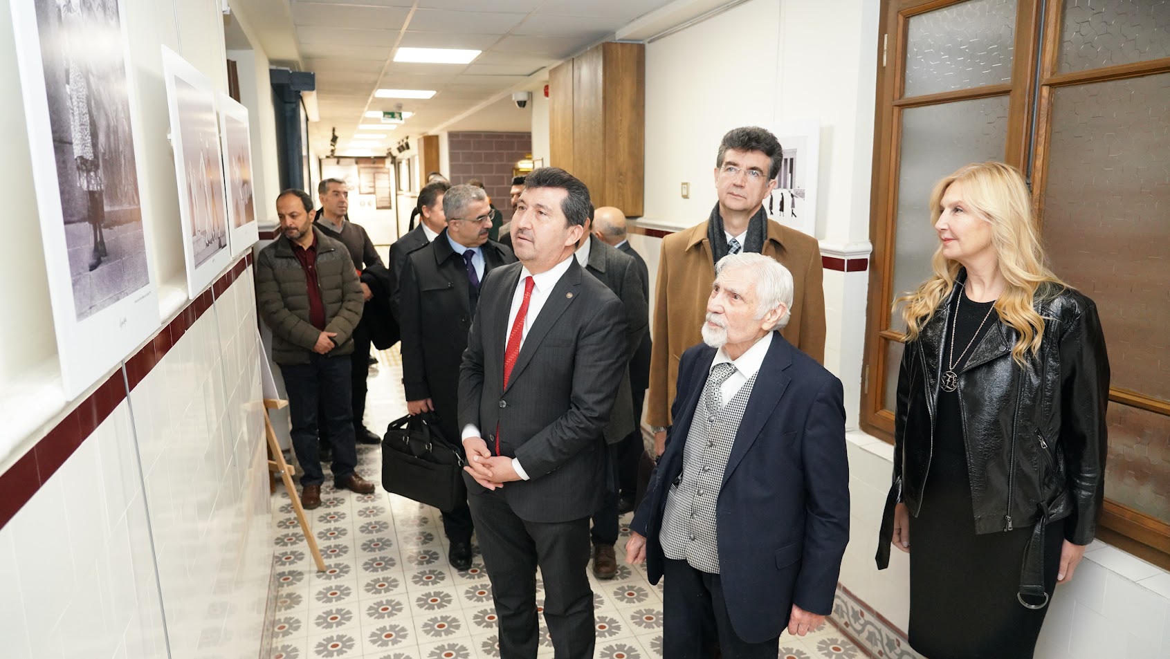 ASBÜ Rektörü Prof. Dr. Musa Kazım Arıcan, Fotoğraf sanatçısı Ozan Sağdıç ve MARŞAD Başkanı Zuhal Erol sergi fotoğraflarını inceliyorlar.