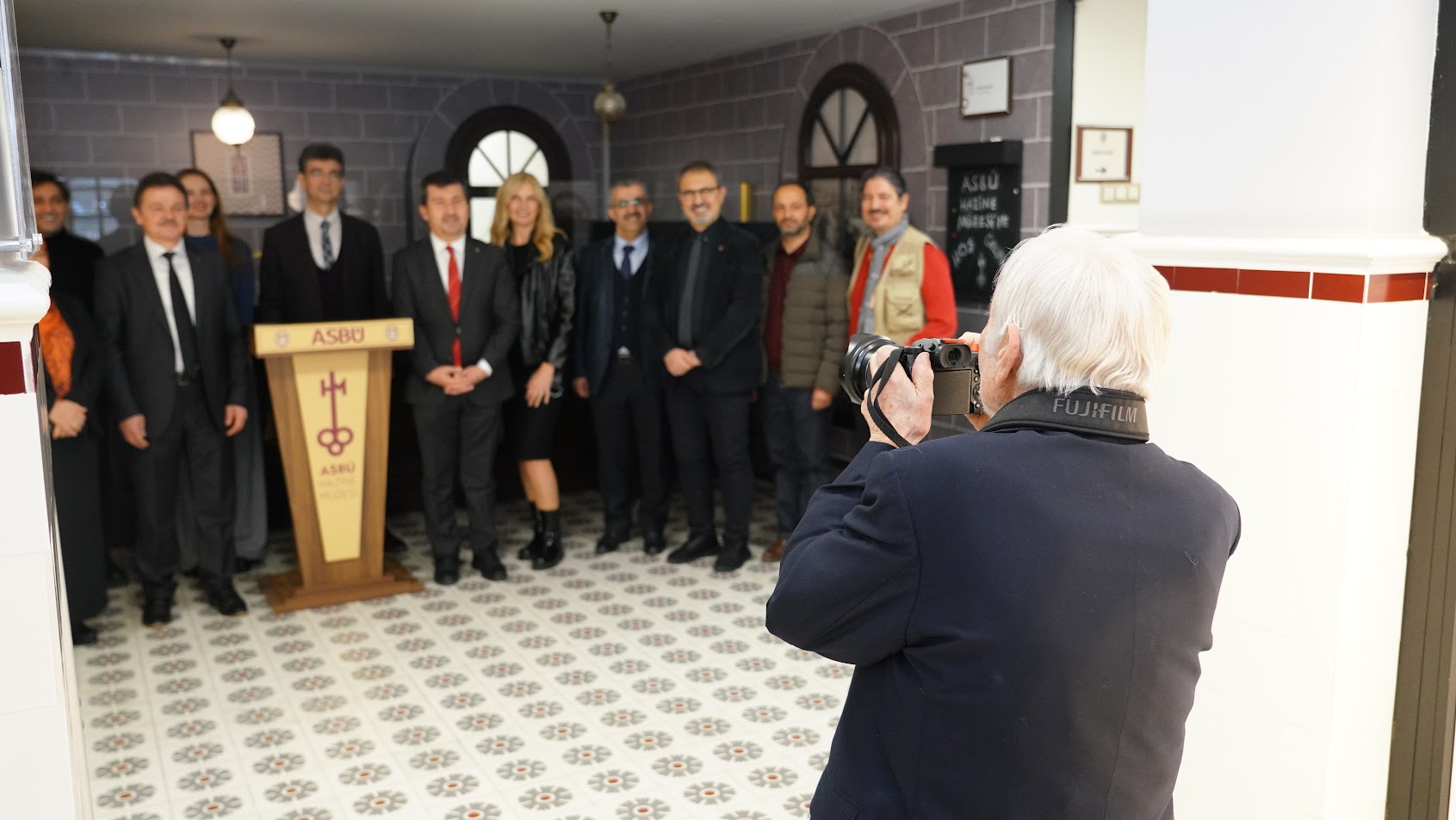 Fotoğraf sanatçısı Ozan Sağdıç, Rektörümüzü, ASBÜ bünyesindeki diğer hocalarımızı ve diğer konularını fotoğraflarını toplu bir şekilde şahsen kendi çekiyor.