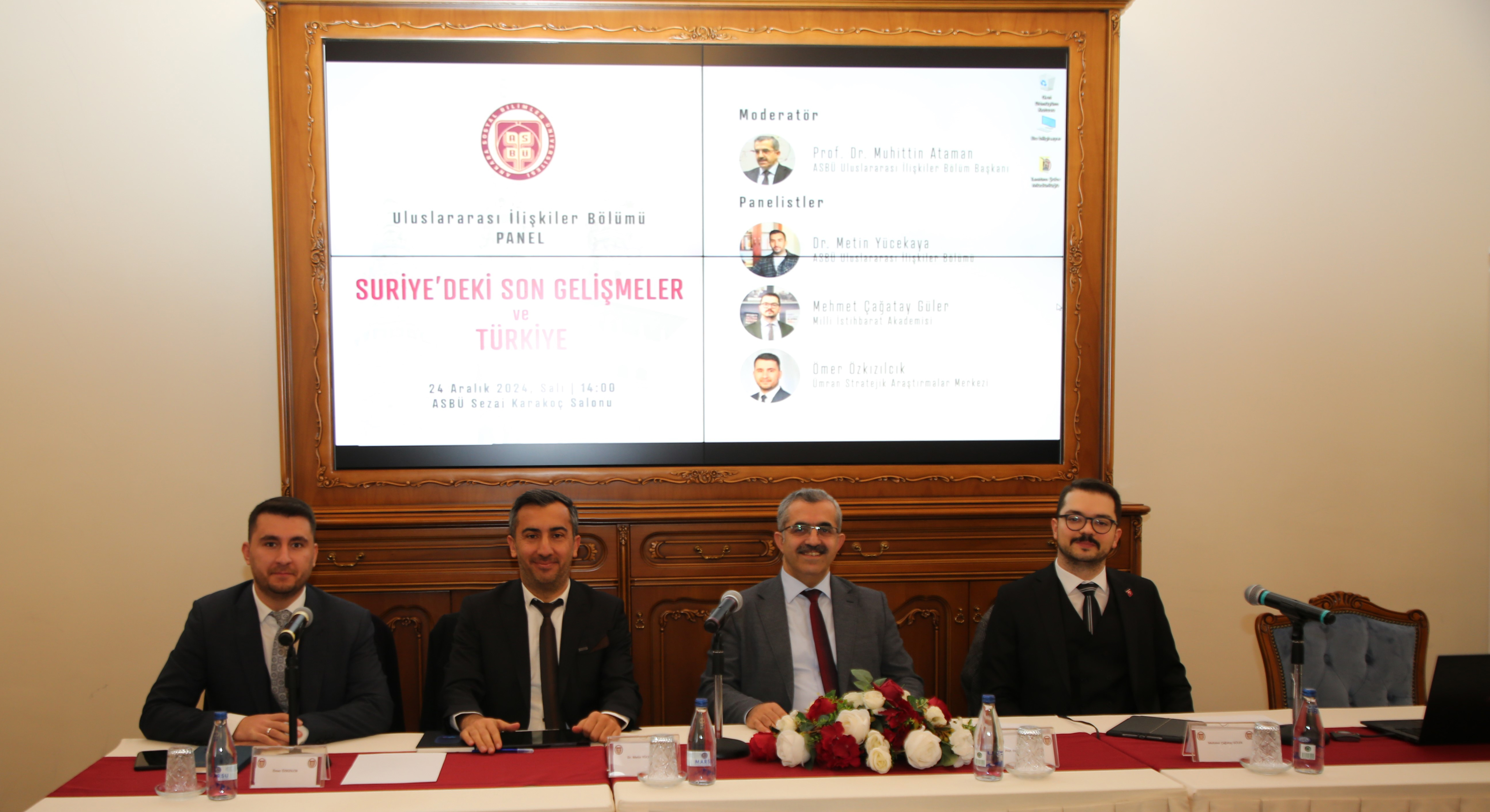 Moderatör ASBÜ Uluslararası İlişkiler Bölüm Başkanı Prof. Dr. Muhittin Ataman, Dr. Metin Yücekaya (ASBÜ Uluslararası İlişkiler Bölümü), Mehmet Çağatay Güler (Milli İstihbarat Akademisi) ve Ömer Özkızılcık (Ümran Stratejik Araştırmalar Derneği) konuşmalarını yapmak üzere masada yerlerini alıyorlar.