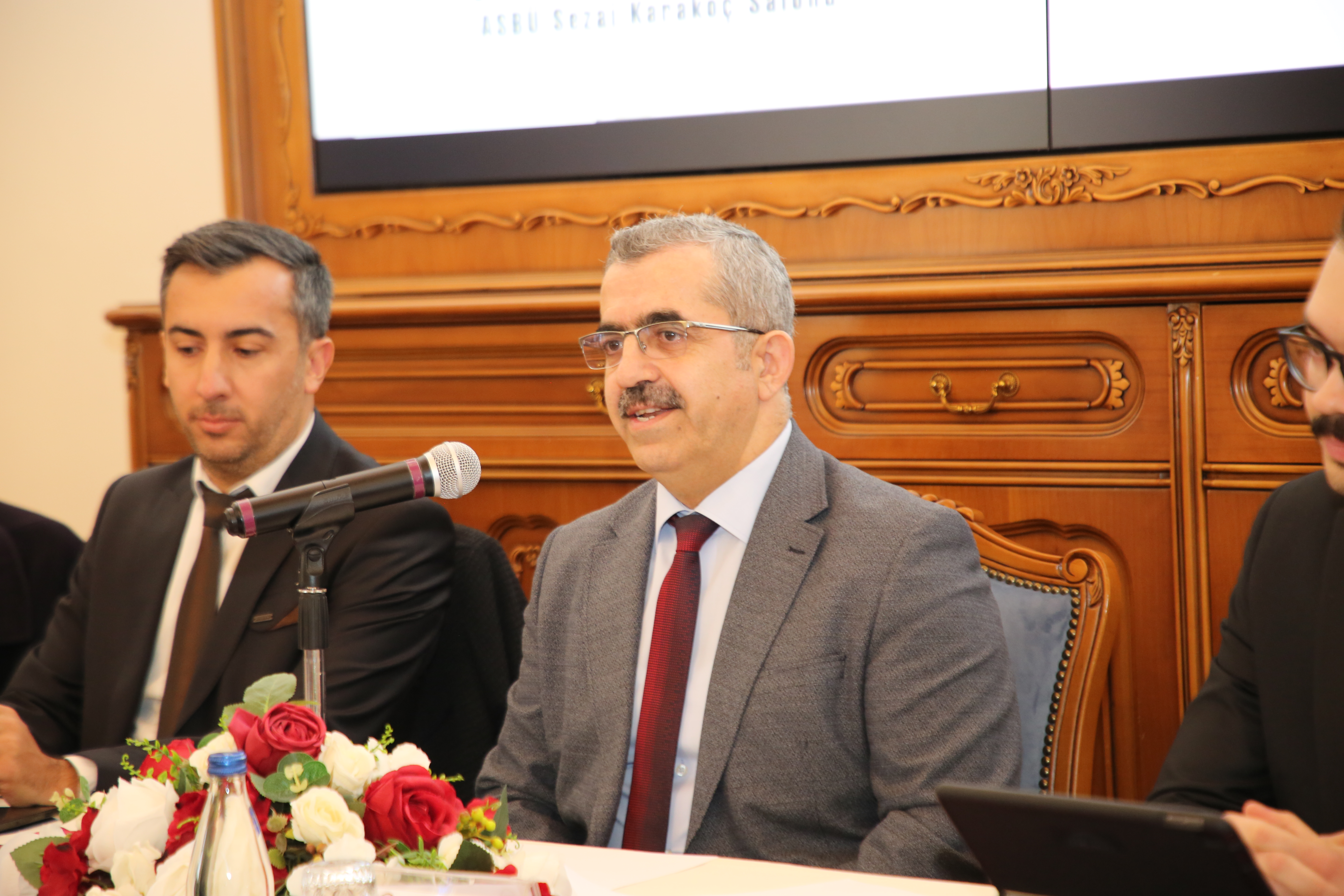 Moderatör ASBÜ Uluslararası İlişkiler Bölüm Başkanı Prof. Dr. Muhittin Ataman konuşuyor