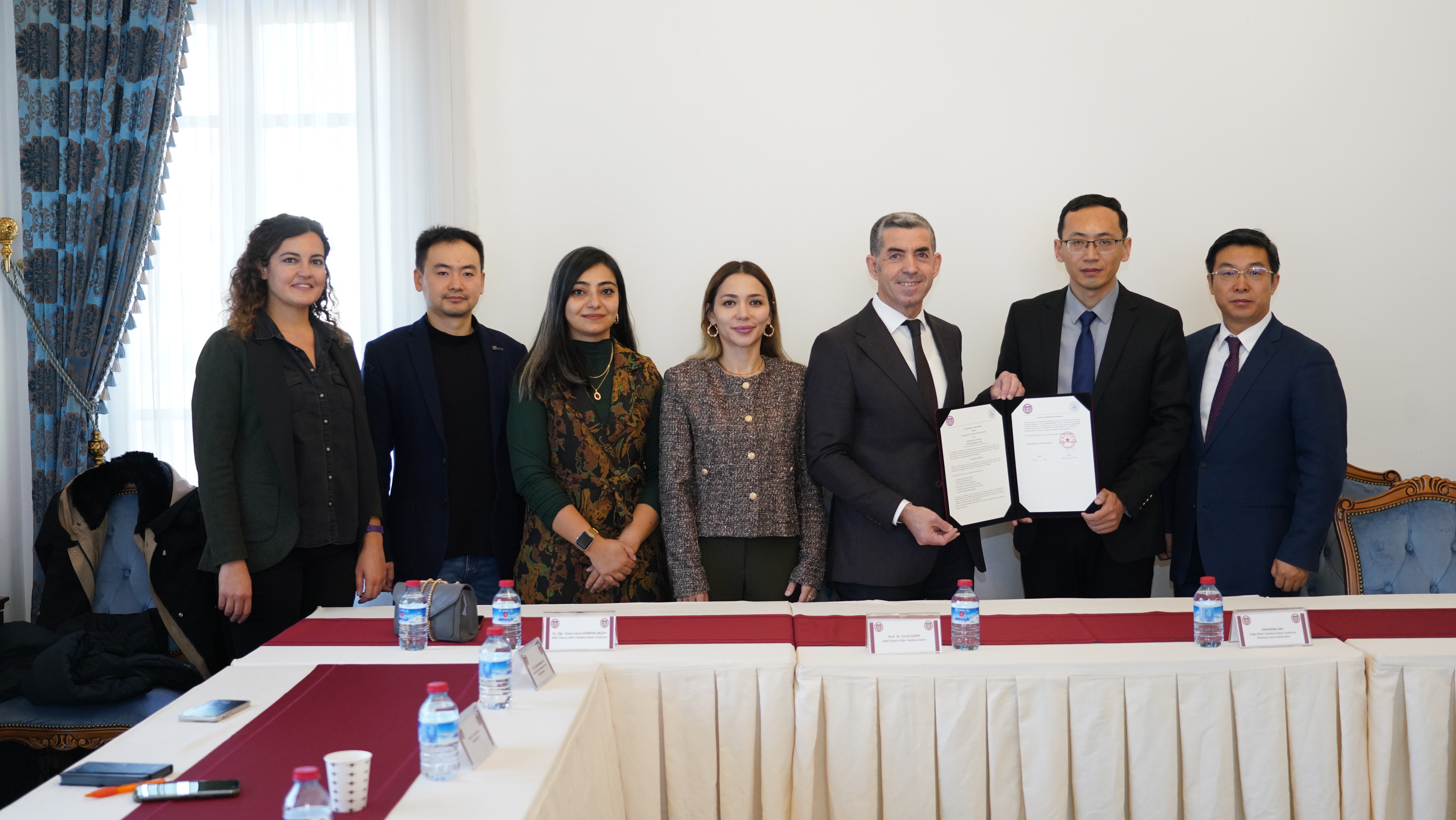 Yabancı Diller Fakültesi Dekanı İngiliz Dili ve Edebiyatı Bölüm başkanı Prof. Dr. İsmail ÇAKIR, Asbü Ydf heyeti ve Zhejiang Yuexiu Üniversitesi Doğu Dilleri Fakültesi heyeti protokol antlaşması için toplu fotoğraf çektiriyorlar.
