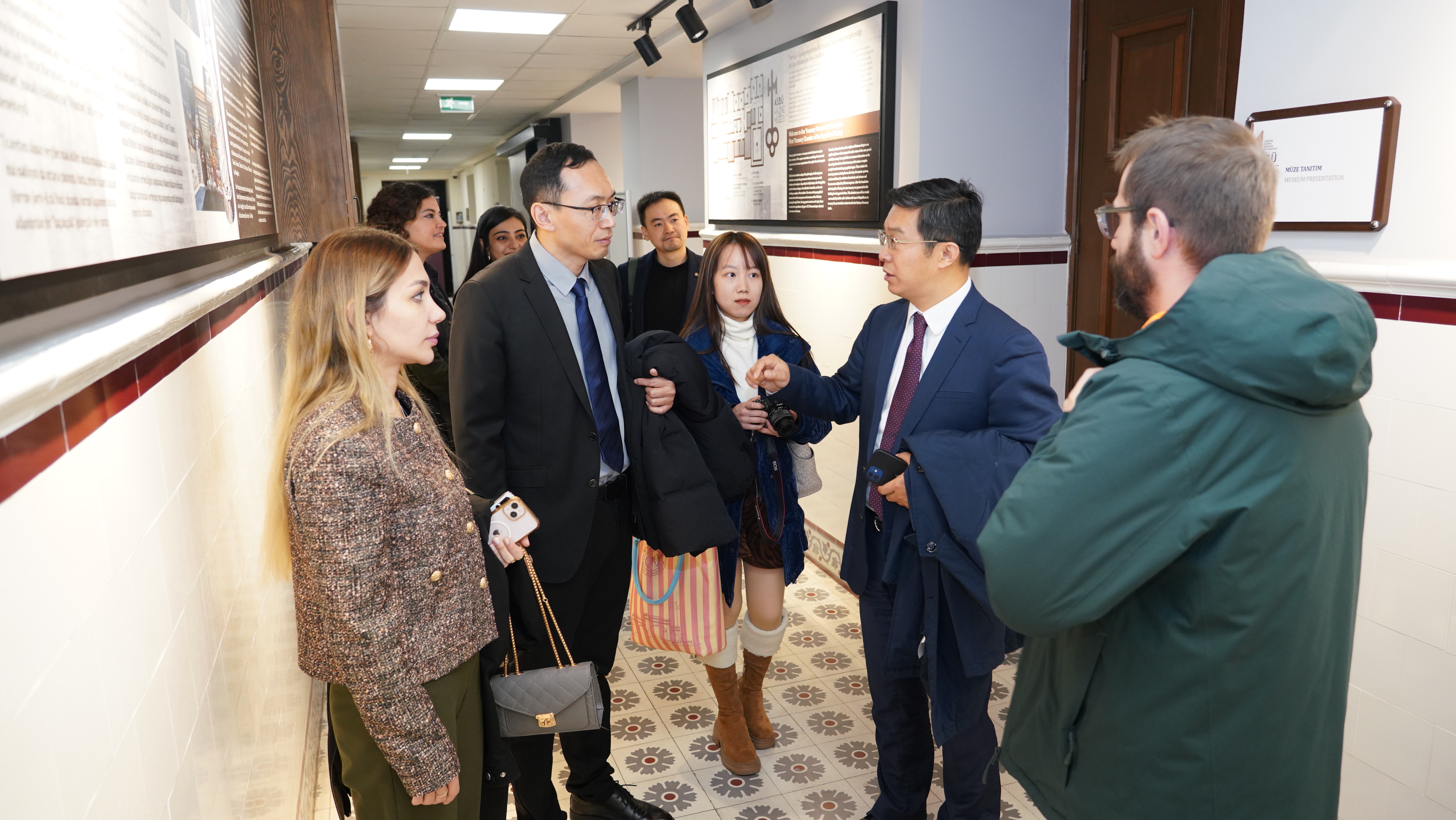Zhejiang Yuexiu Üniversitesi Doğu Dilleri Fakültesi’nden Dekan Yardımcısı Xıaomıng Ma, Türkçe Bölümü Akademik Programı Yürütücüsü Guozhong Tang ve Öğretim Görevlisi Fengye Zhu’dan oluşan heyeti ASBÜ HAzine müzesini geziyor.