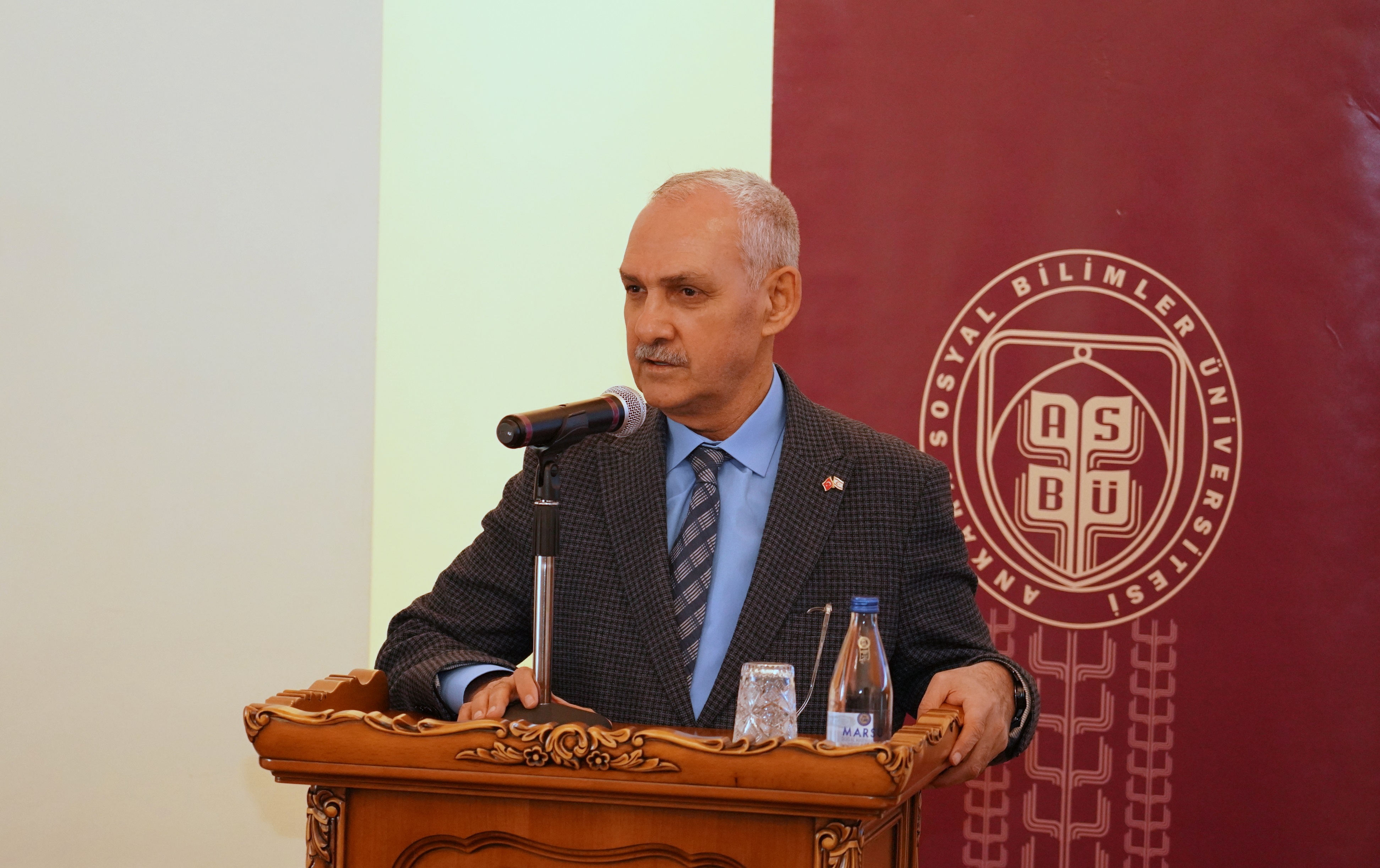Bölge Çalışmaları Enstitüsü Müdürü Prof. Dr. Enver Arpa konuşmasını yapıyor.