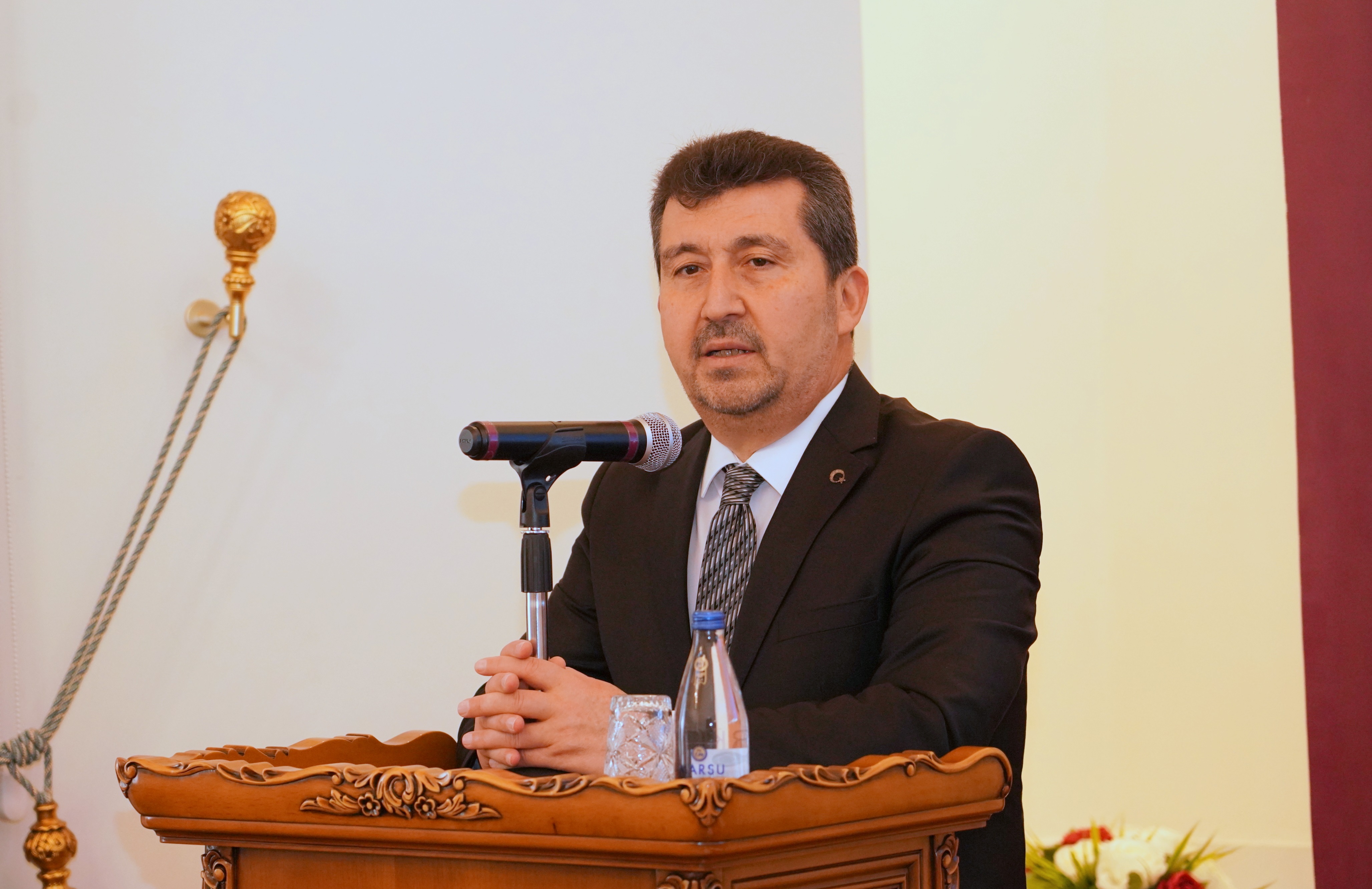 (ASBÜ) Rektörü Prof. Dr. Musa Kazım Arıcan konuşmasını yapıyor.