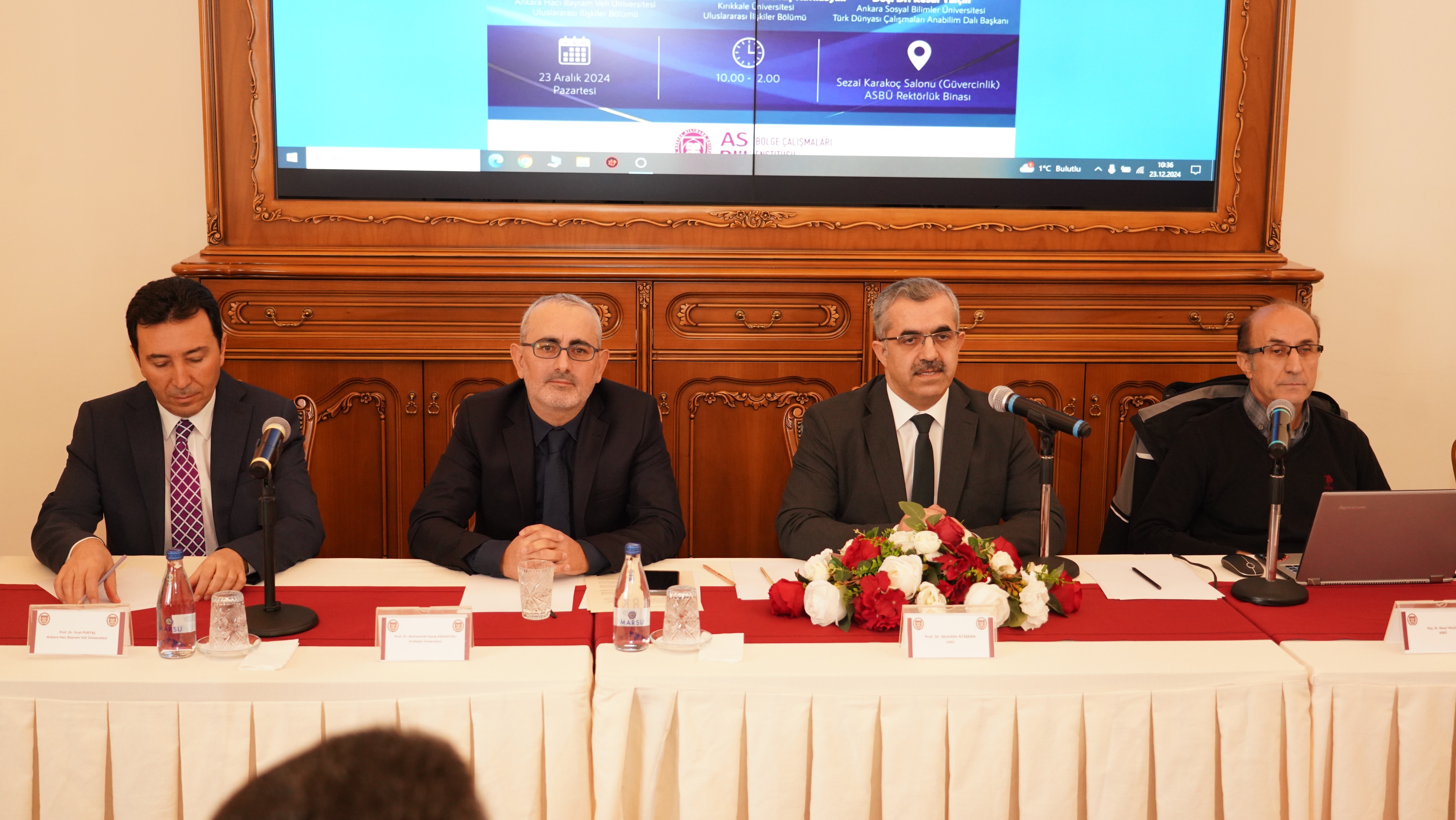 Prof. Dr. Muhittin Ataman, Prof. Dr. Fırat Purtaş, Prof. Dr. Muhammet Savaş Kafkasyalı, Doç. Dr. Resul Yalçın konuşmaları yapmak üzere masada yerlerini alıyorlar.