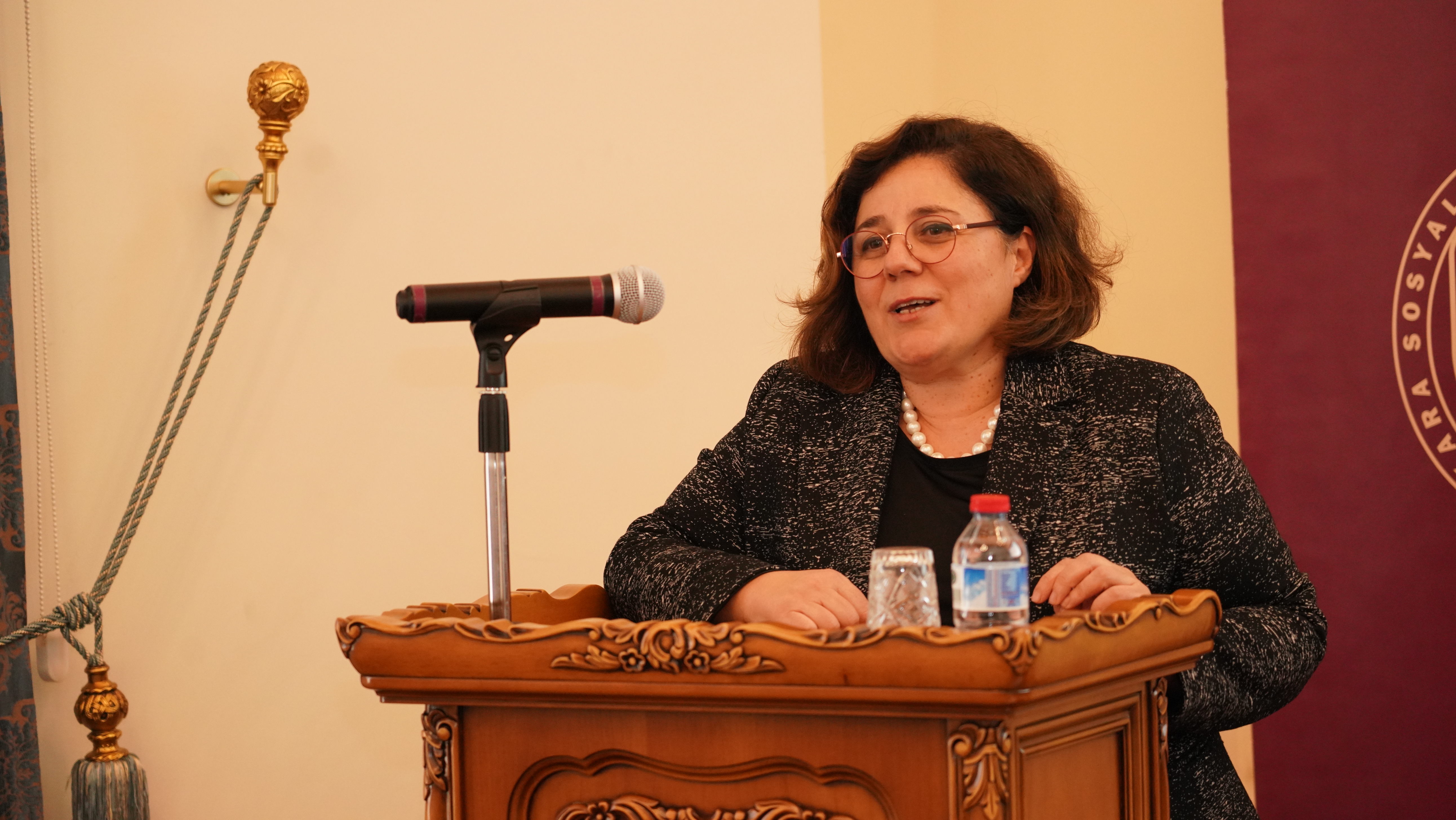 Prof. Dr. Aslı AKAY konuşmasını yapıyor.