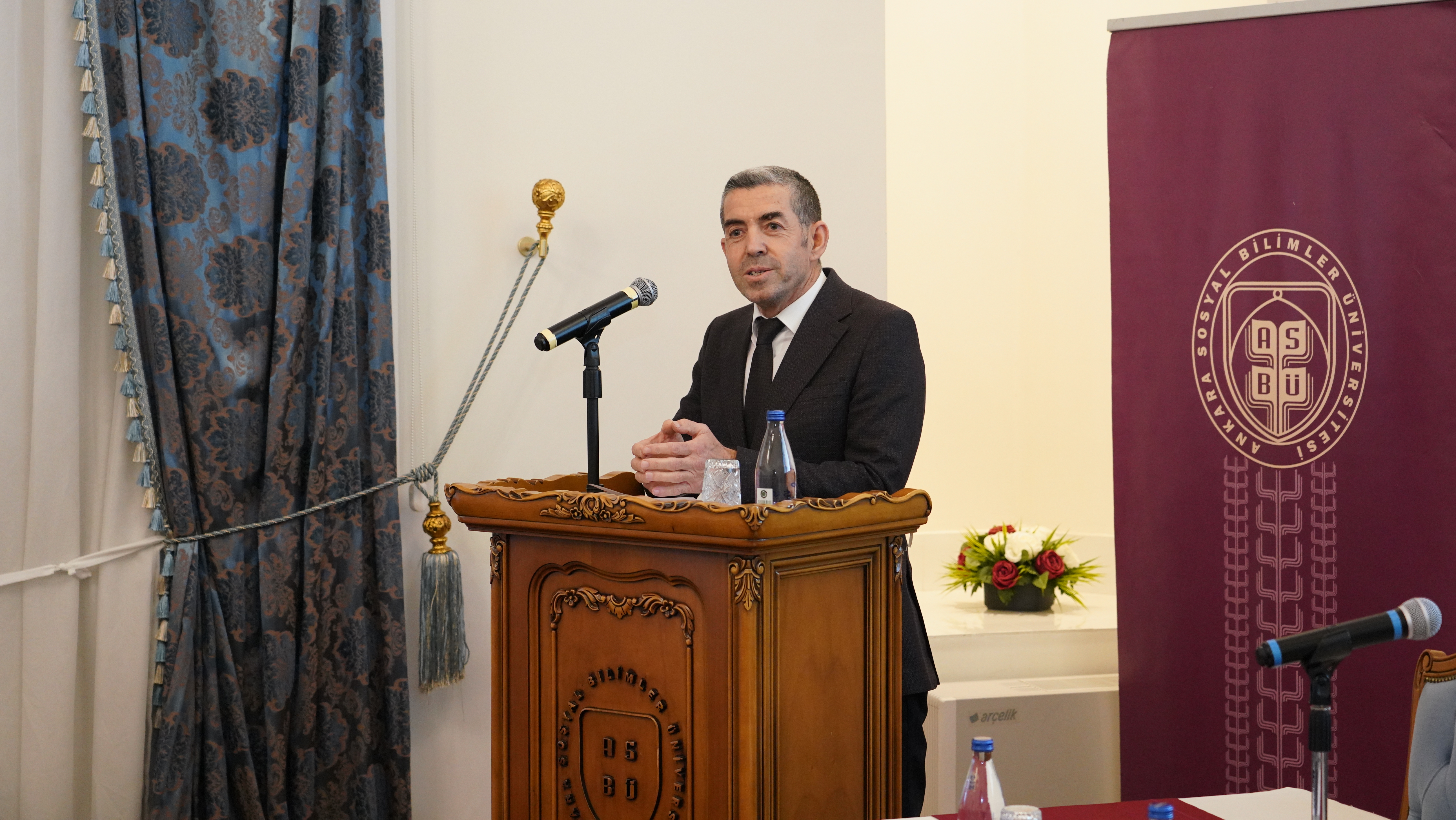 Yabancı Diller Fakültesi Dekanı Prof. Dr. İsmail Çakır kürsüde konuşmasını yapıyor.