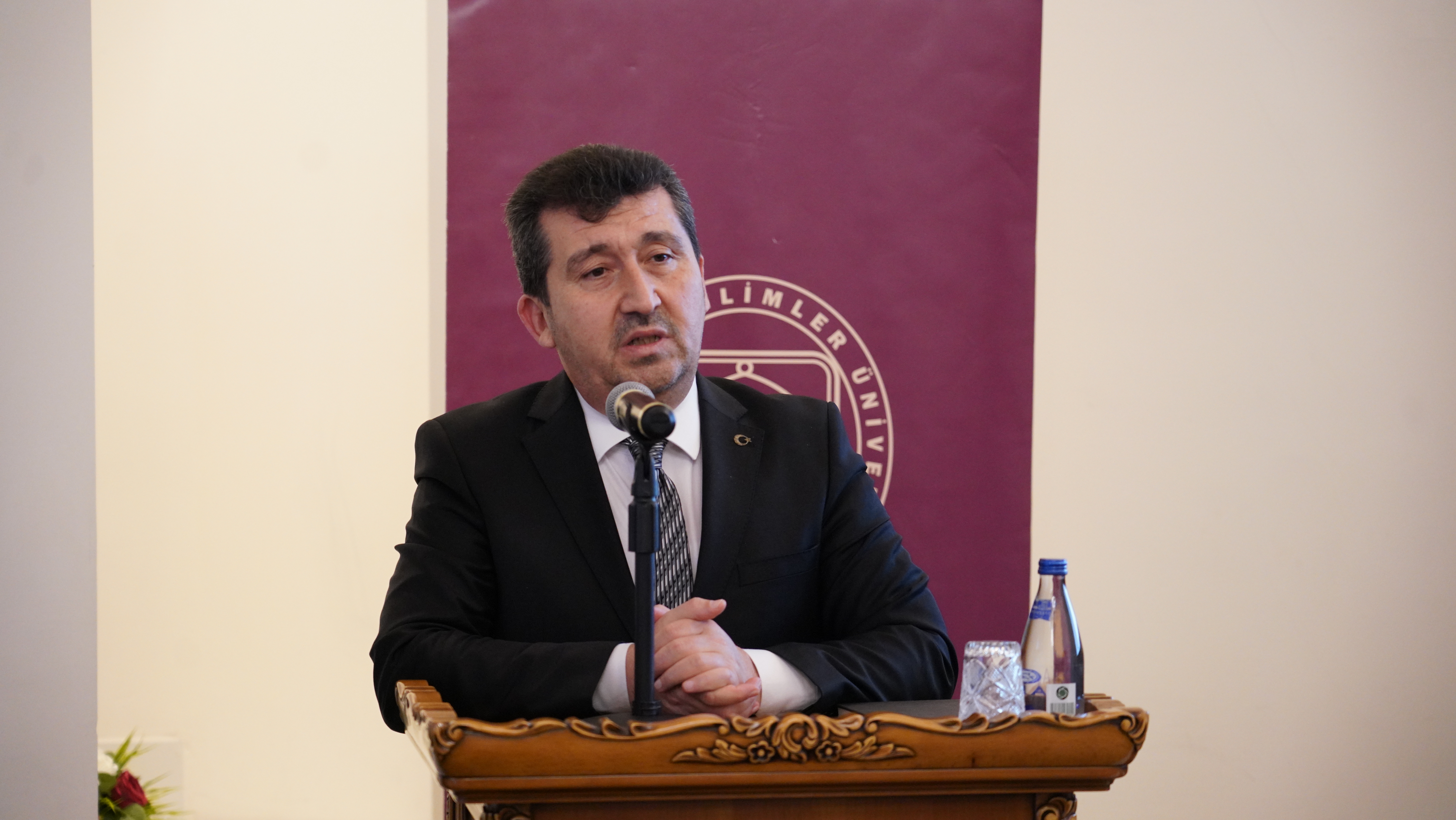 Rektörümüz Prof. Dr. Musa Kazım Arıcan kürsüde konuşmasını yapıyor.