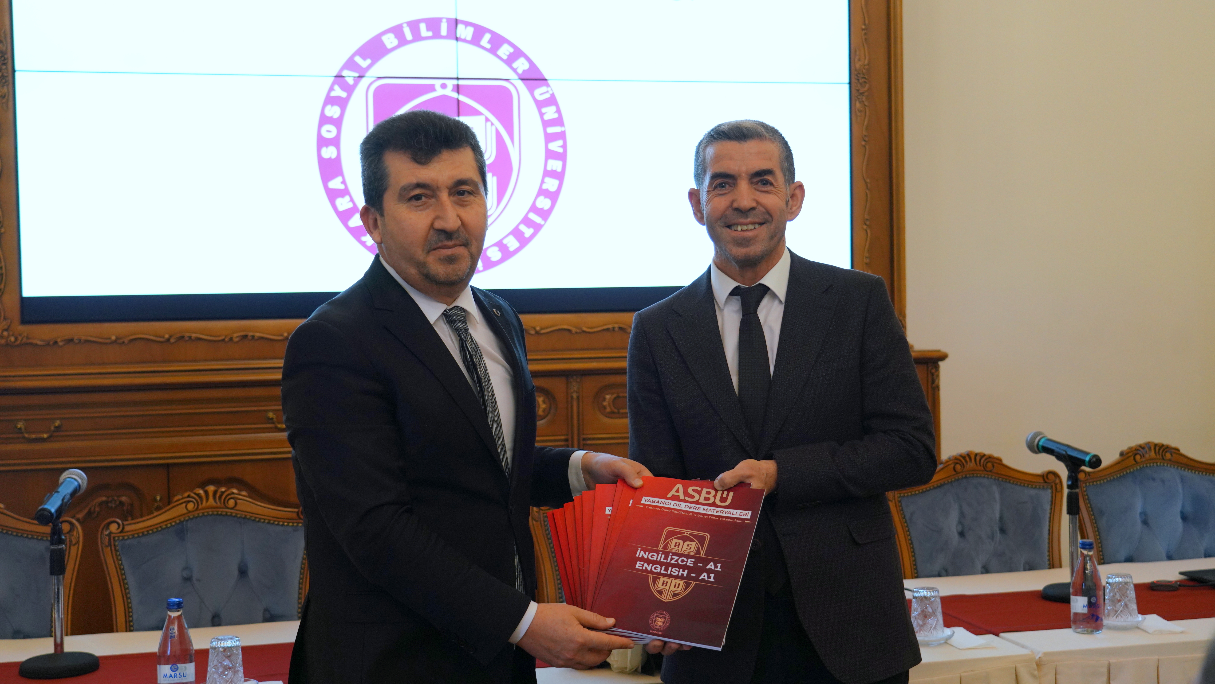 Yabancı Diller Fakültesi Dekanı Prof. Dr. İsmail Çakır, Rektörümüz Prof. Dr. Musa Kazım Arıcan'a Yabancı Diller Ders Materyalleri takdim ediyor.