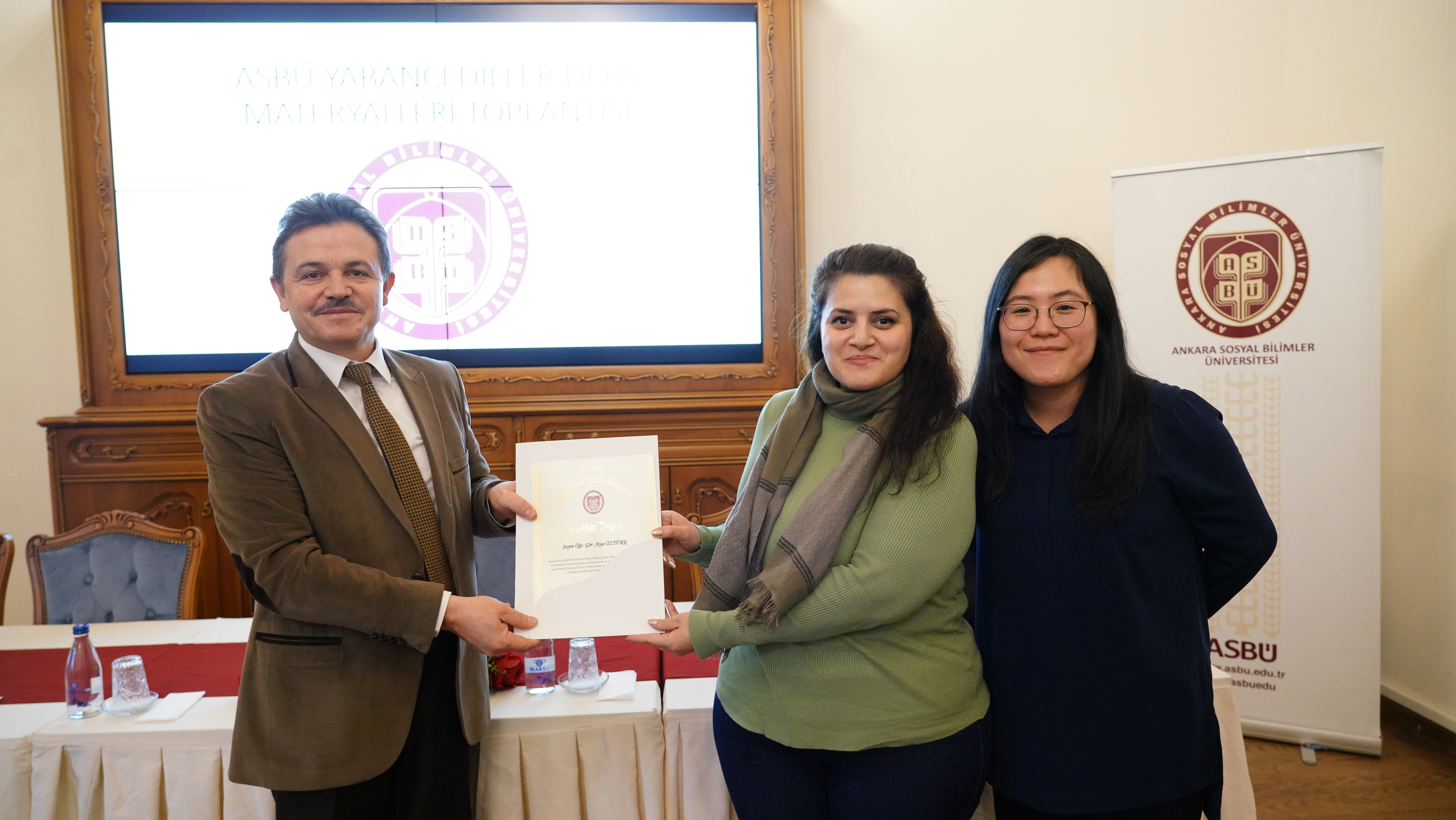Rektör Yardımcımız Prof. Dr. Ali Osman Kurt, Öğr. Gör. Ayşe ÖZTÜRK'e teşekkür belgesini veriyor.