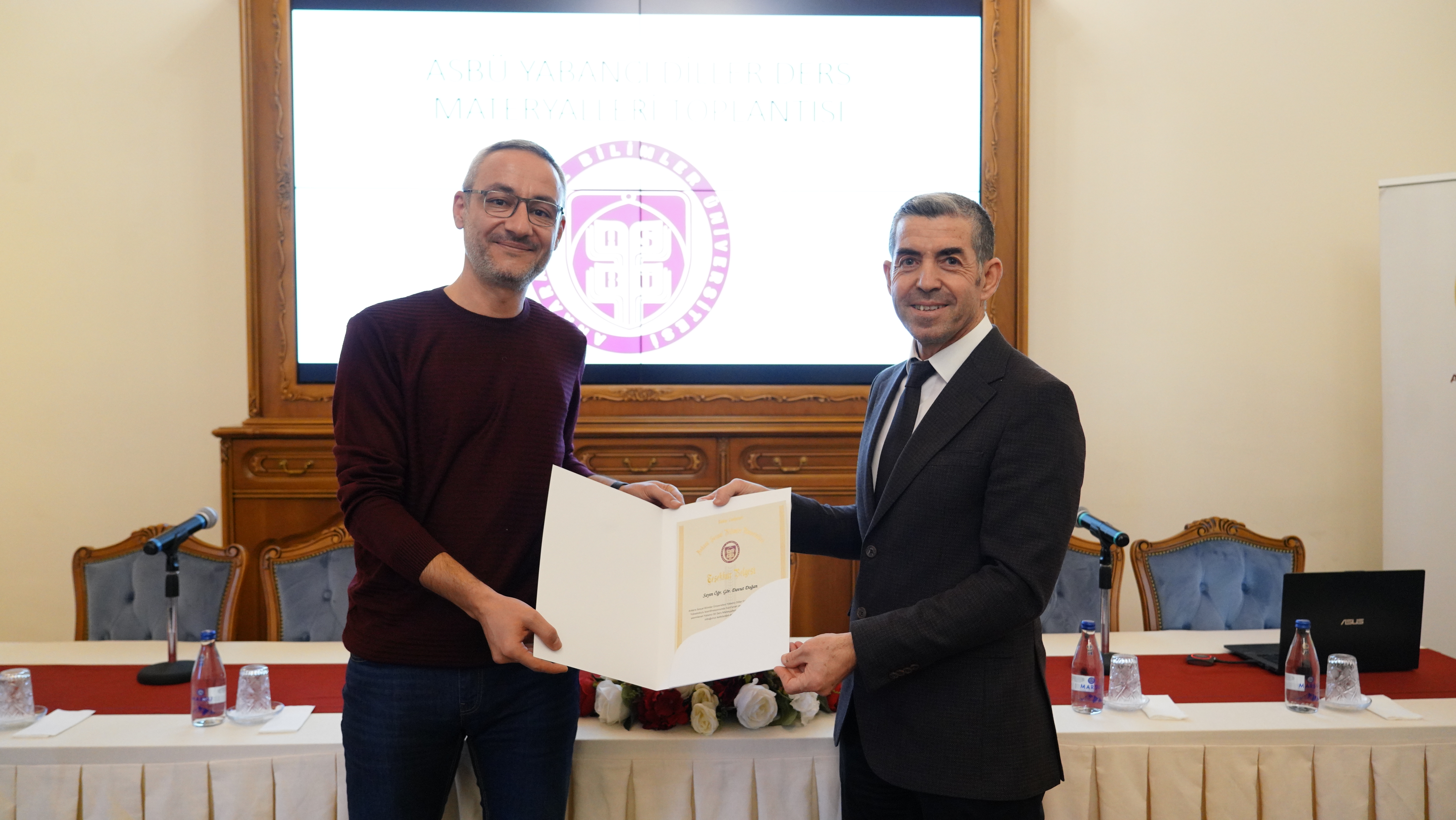 Yabancı Diller Fakültesi Dekanı Prof. Dr. İsmail Çakır, Yüksekokul Müdür Yrd.  Öğr. Gör. Davut DOĞAN'a Teşekkür belgesini veriyor.
