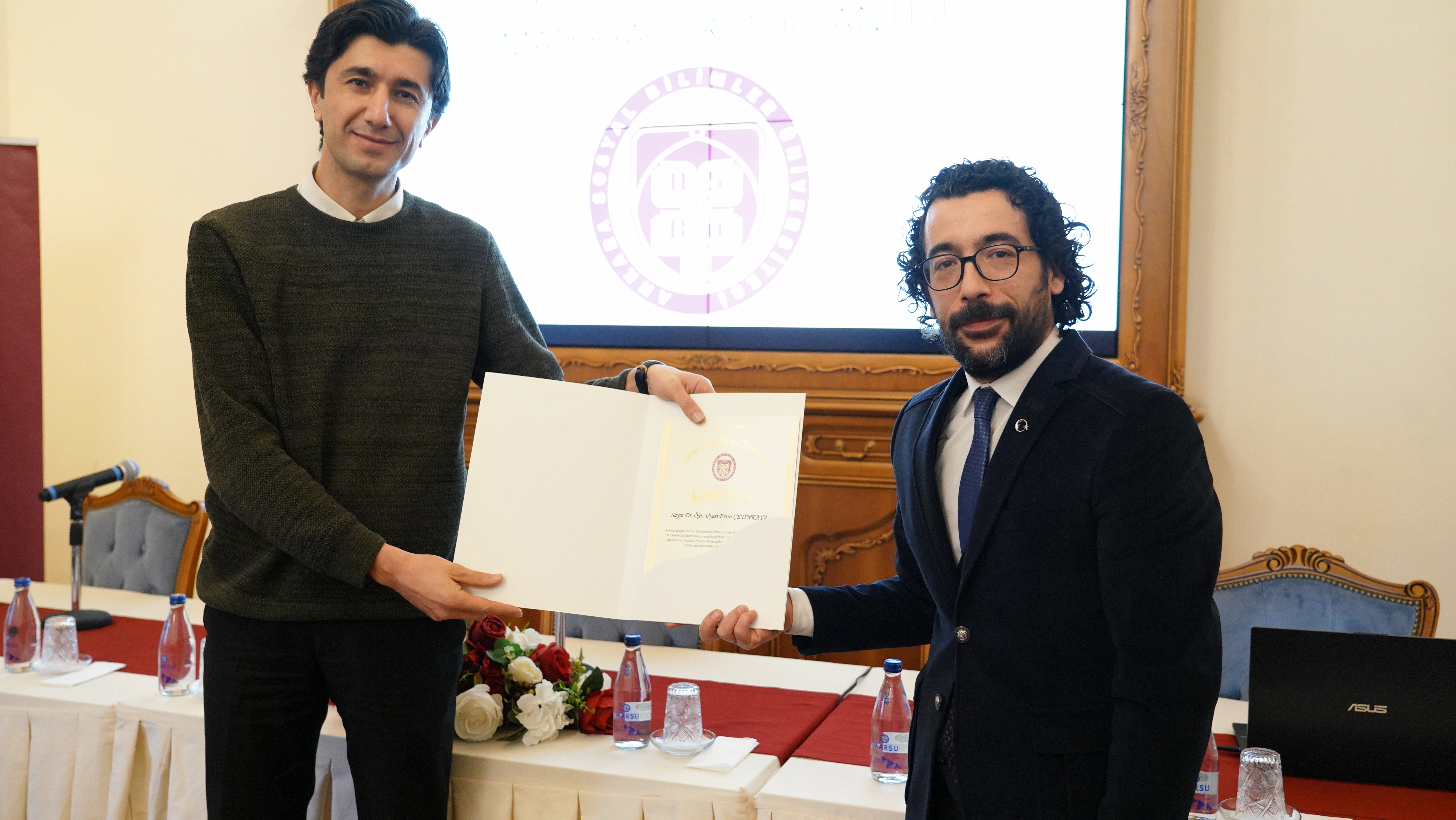 Dr. Öğr. Üyesi Bilal GÜZEL,  Dr. Öğr. Üyesi Ersin ÇETİNKAYA (Dekan Yardımcısı) 'e Teşekkür belgesini veriyor.