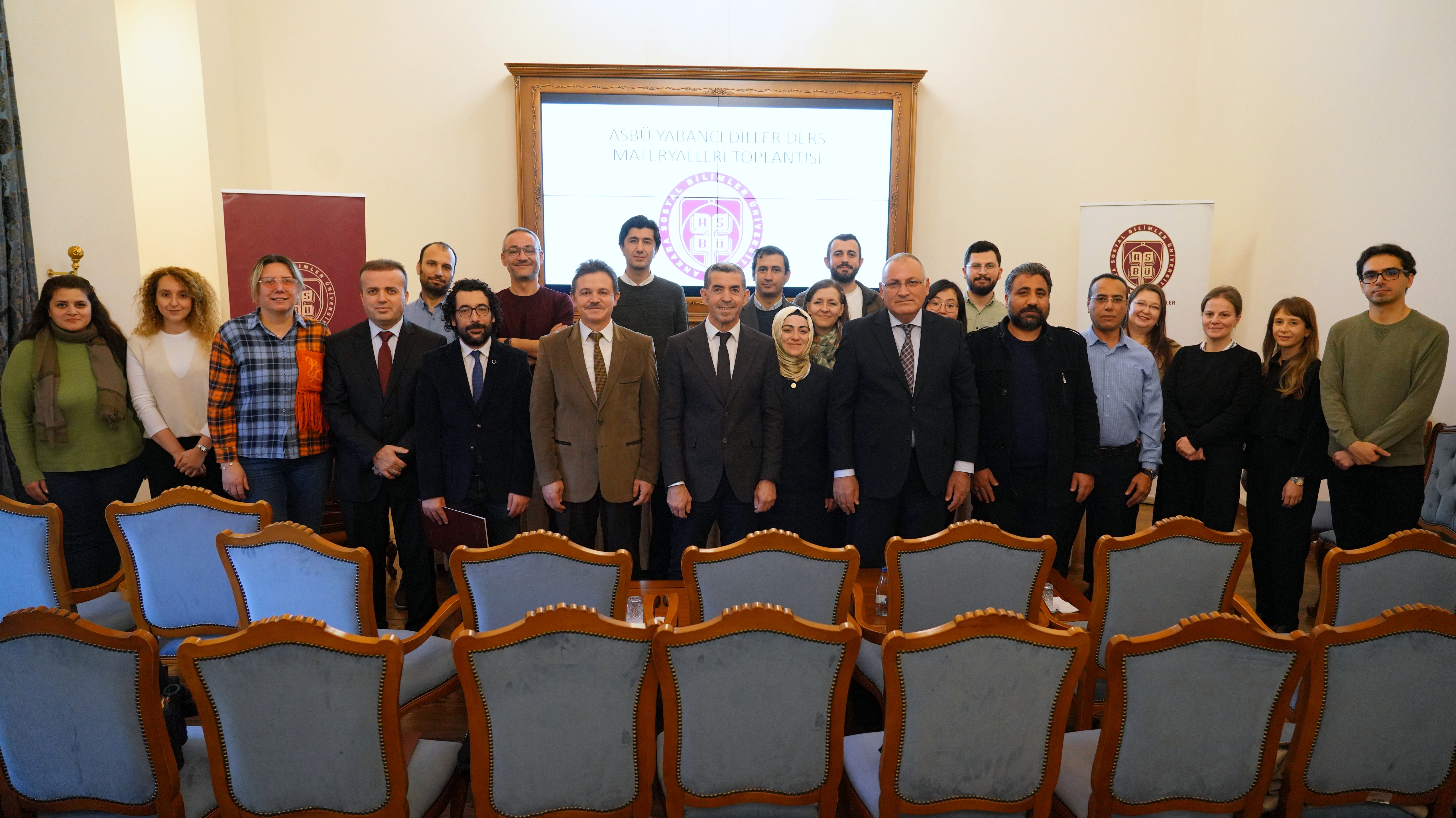 Tüm katılımcılar toplantı sonrası sahnede toplu fotoğraf çektiriyorlar.