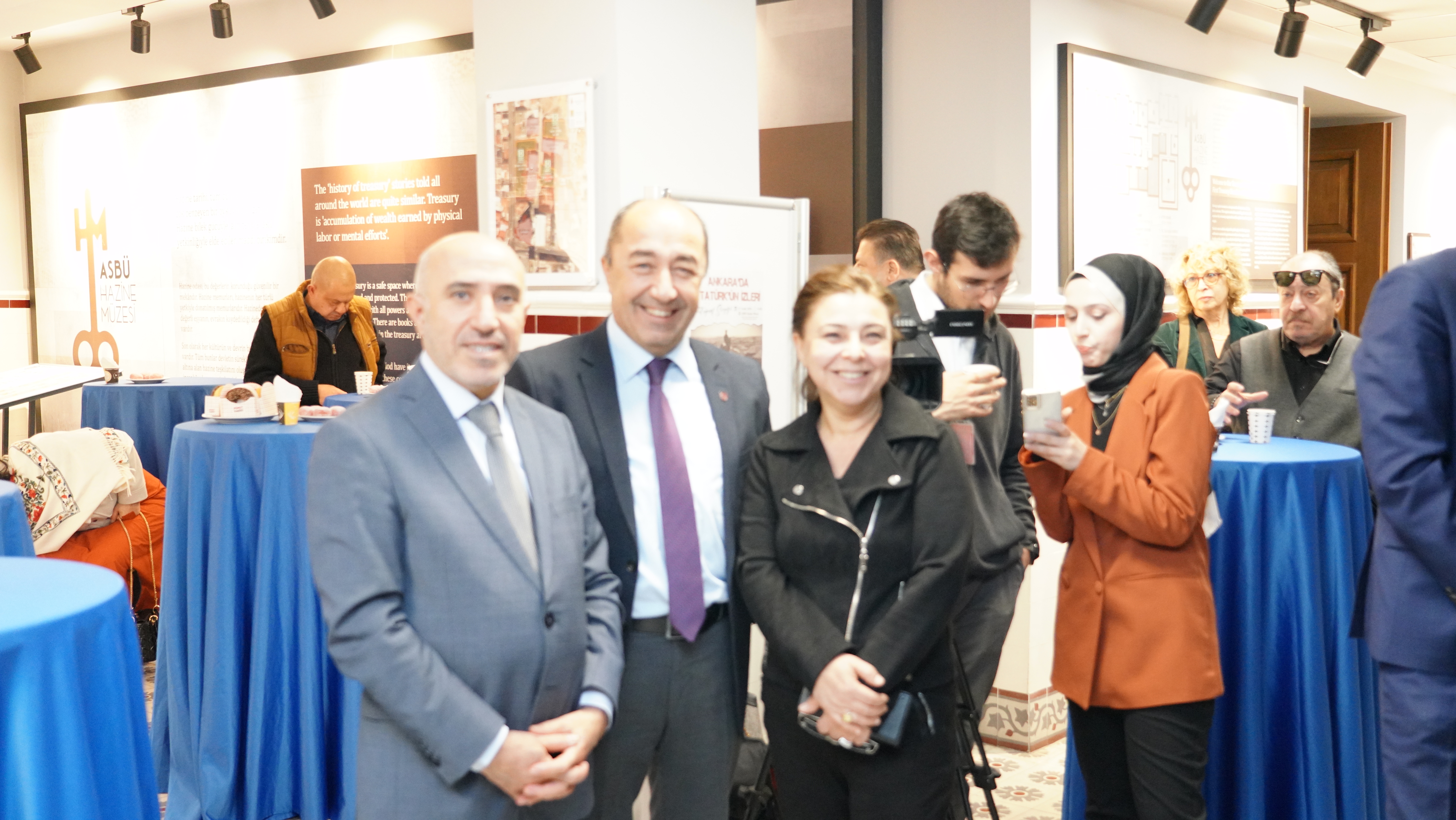  Ankara Sosyal Bilimler Üniversitesi Sanat ve Tasarım Fakültesi Dekanı Prof. Dr. Abdullah Şevki Durmaz, Marka Şehir Ankara Derneği ve ASBÜ Hazine Müzesi iş birliğiyle düzenlenen “Ankara’da Atatürk’ün İzleri” Fotoğraf Sergisinin açılış töreninde yer aldı.  Açılışta konuşma yapan Prof. Dr. Abdullah Şevki Duymaz, Ankara’nın milli mücadele dönemindeki tarihi önemine vurgu yaparak Atatürk’ün mirasının gelecek nesillere aktarılmasının önemini dile getirdi. Törende ayrıca MARŞAD Başkanı Zuhal Erol ve Ankara İl Kül