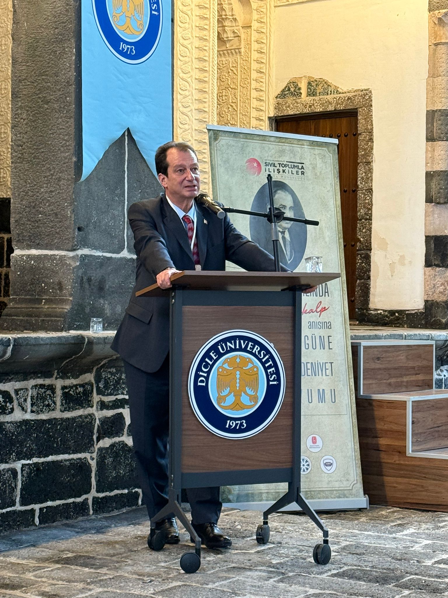 Prof. Dr. Kamuran Eronat kürsüde konuşma yapıyor