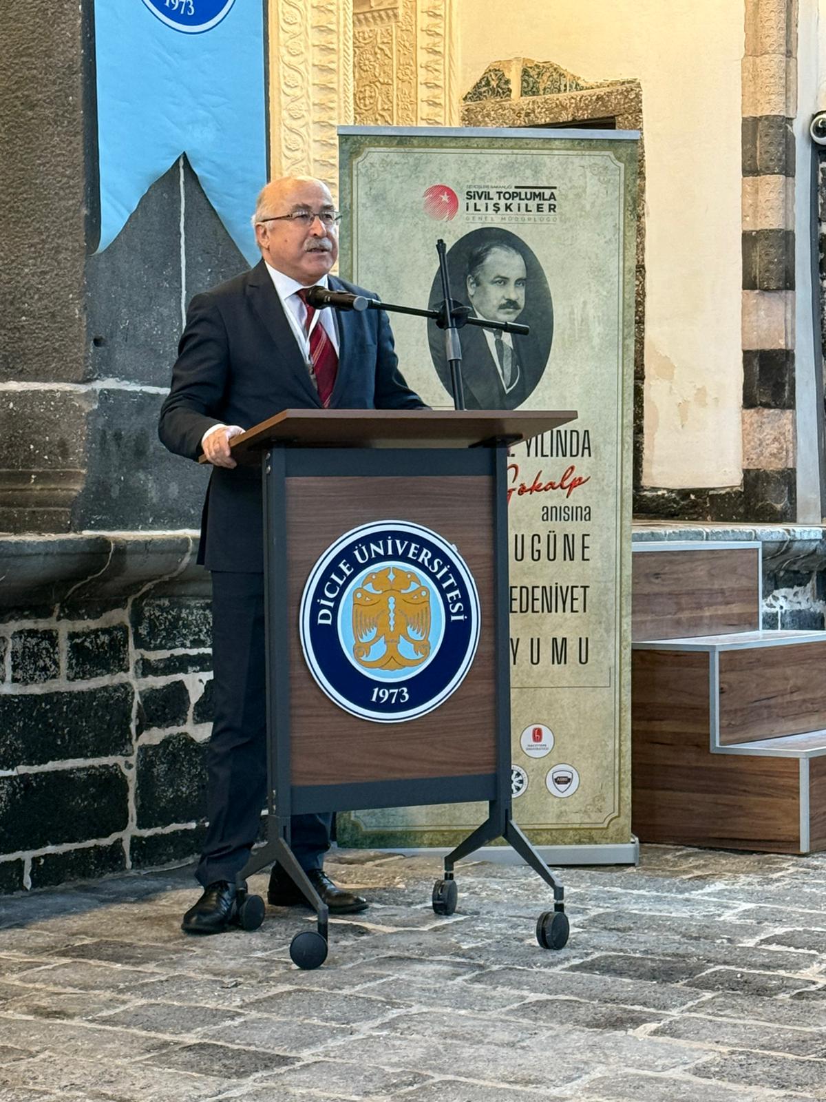 Prof. Dr. Mehmet Öz kürsüde konuşma yapıyor