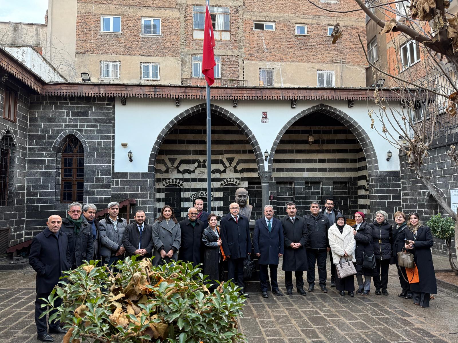 Katılımcılar açık havada, Ziya Gökalp'in evinde toplu fotoğraf çekimi yapıyor