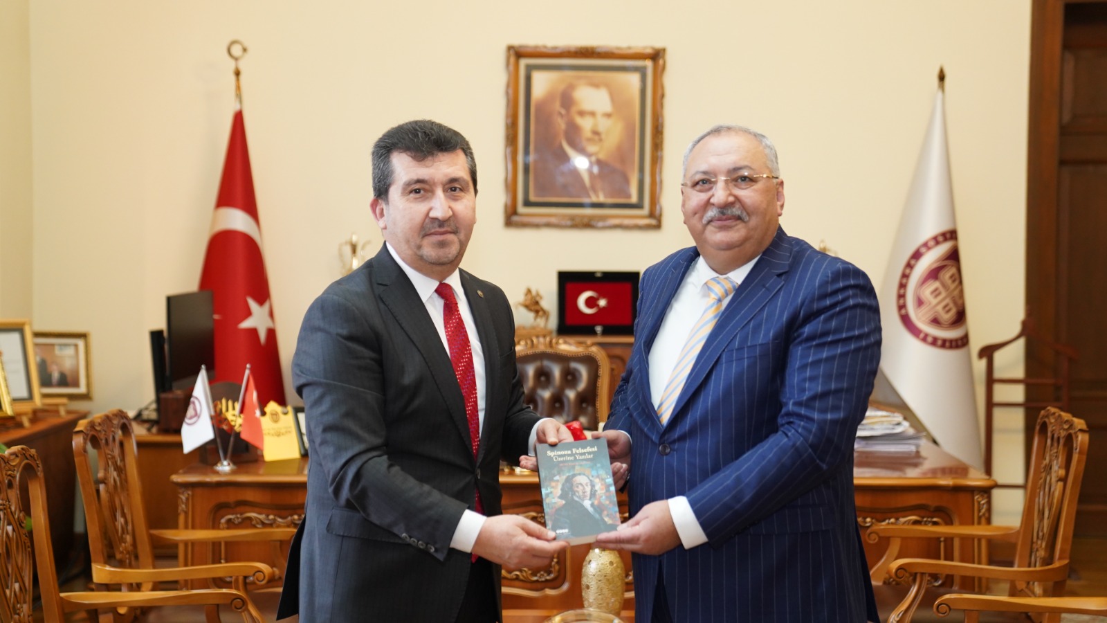 ASBÜ Rektörü Prof. Dr. Musa Kazım Arıcan, Metin Kıratlı ile kameraya poz veriyor