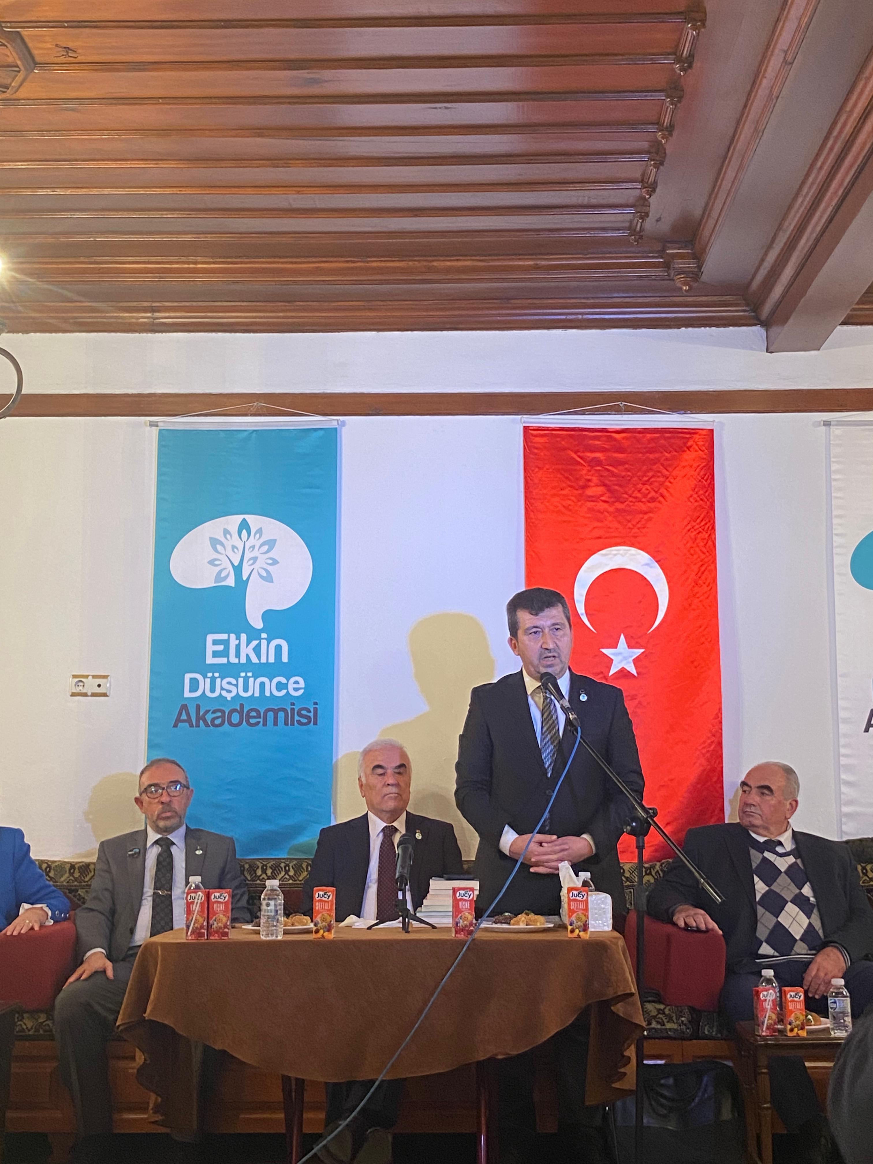 Üniversitemiz Rektörü Prof. Dr. Musa Kazım Arıcan etkinlikte konuşma yapıyor