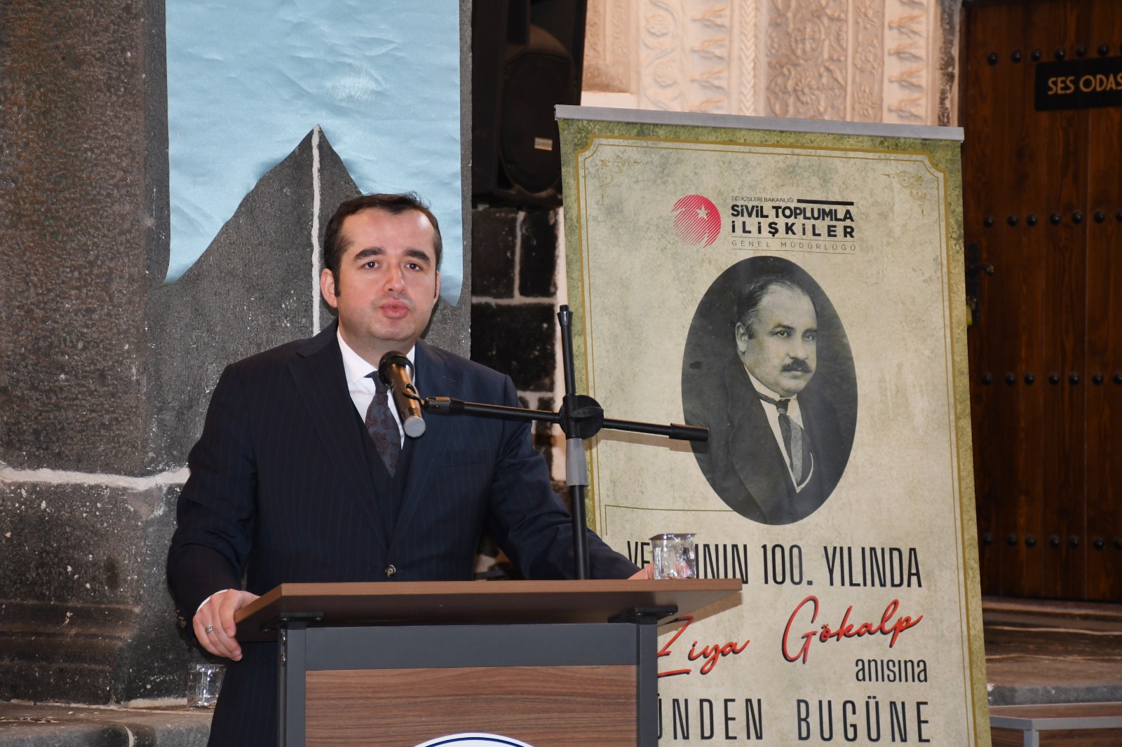 Diyarbakır Vali Yardımcısı Murat Yıldız kürsüde konuşma yapıyor