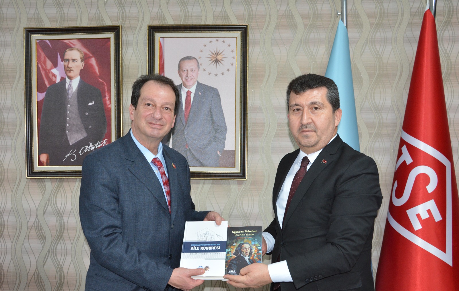 ASBÜ Rektörü, Dicle Üniversitesi Rektörü ile poz veriyor