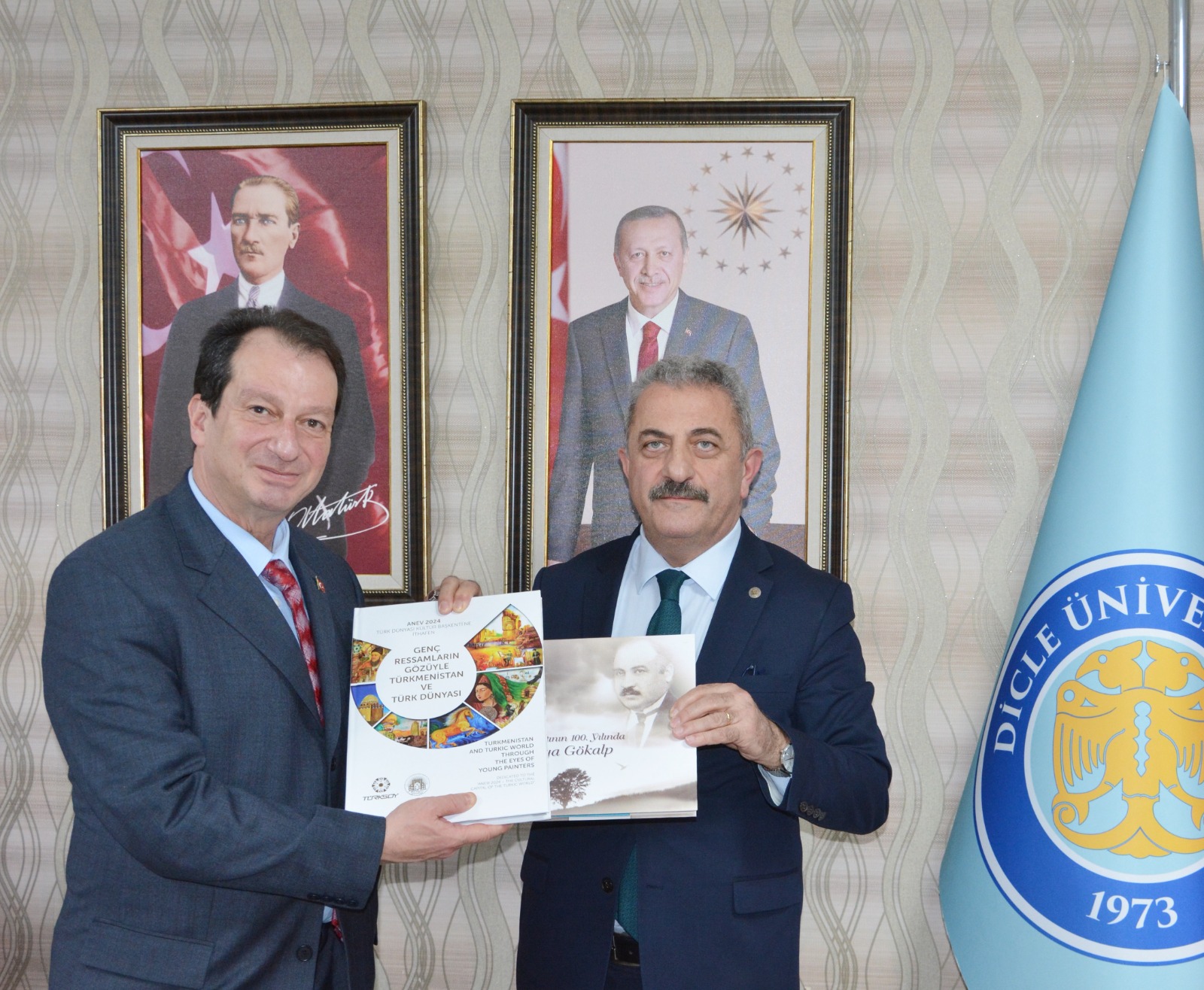 Dicle Üni Rektörü, Türksoy Genel Sekreter Yardımcısı ile poz veriyor
