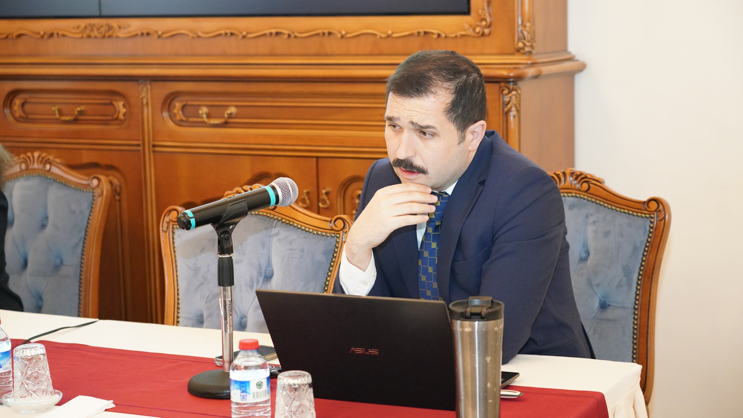 Sempozyumun konuşmacısı sunumunu gerçekleştiriyor 