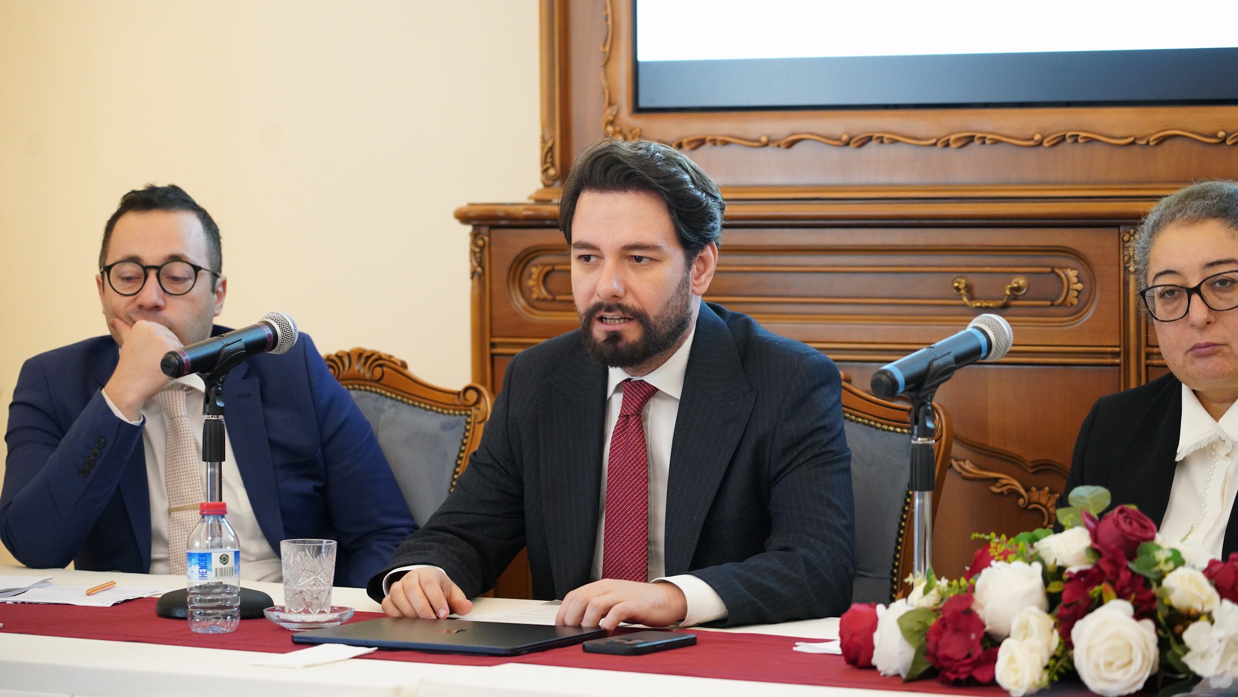 Sempozyumun konuşmacısı sunumunu gerçekleştiriyor 