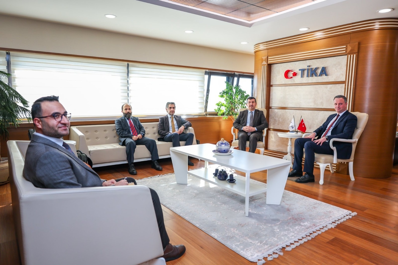 TİKA Başkanı Serkan Kayalar, ASBÜ Rektörü Prof. Dr. Musa Kazım Arıcan, ASBÜ-SİM Müdürü Prof. Dr. Erdal Akdeve, ASBÜ-SİM YK Üyesi Prof. Dr. Çetin Önder makam odasında fotoğrafk çektiriyorlar.