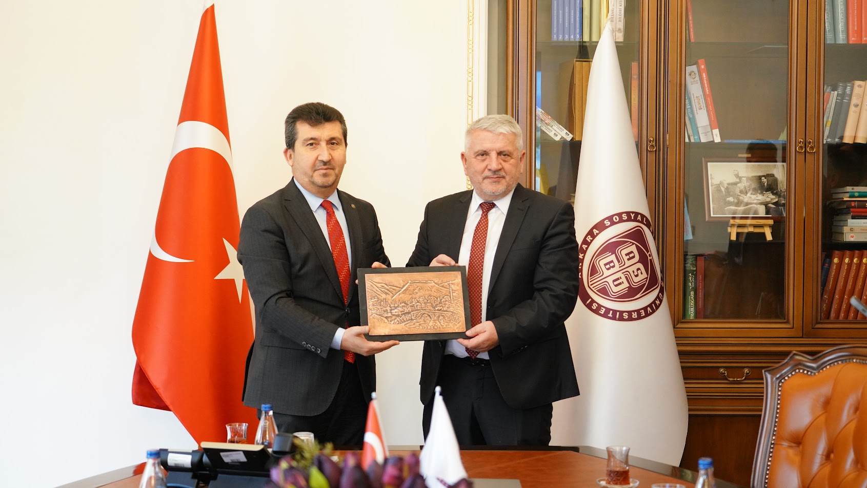 ASBÜ Rektörü Prof. Dr. Musa Kazım Arıcan ve Kosova Alauddin İmam Hatip Lisesi Genel Müdürü Fadil Hasani birbirlerine hediye taktim ediyorlar.