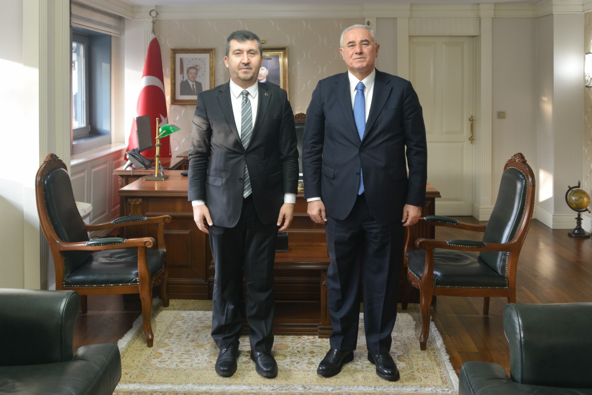 rektör hocamız ve mehmet akarca ayakta poz verdiler