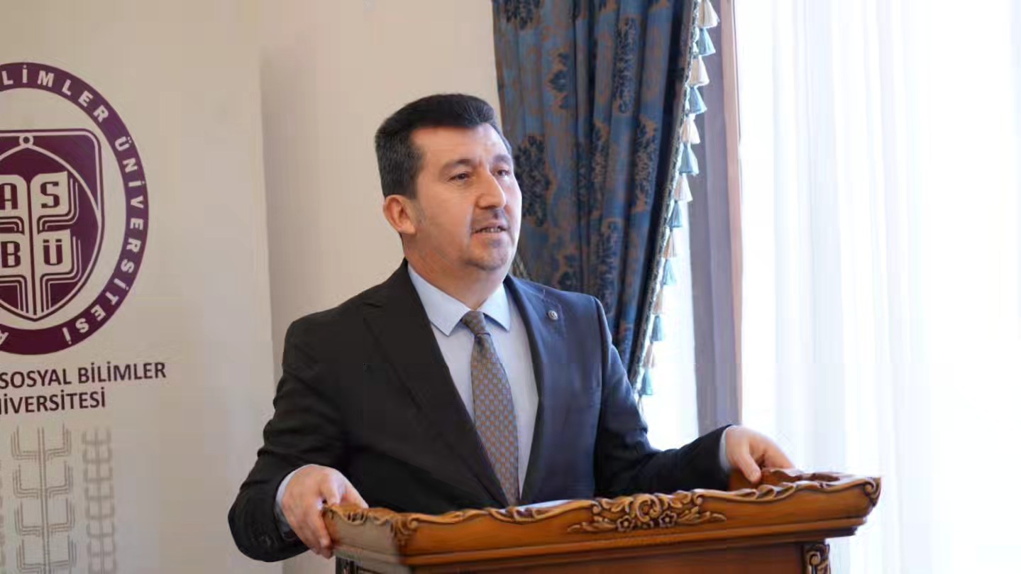 ASBÜ Rektörü Prof. Dr. Musa Kazım Arıcan kürsüde konuşuyor.