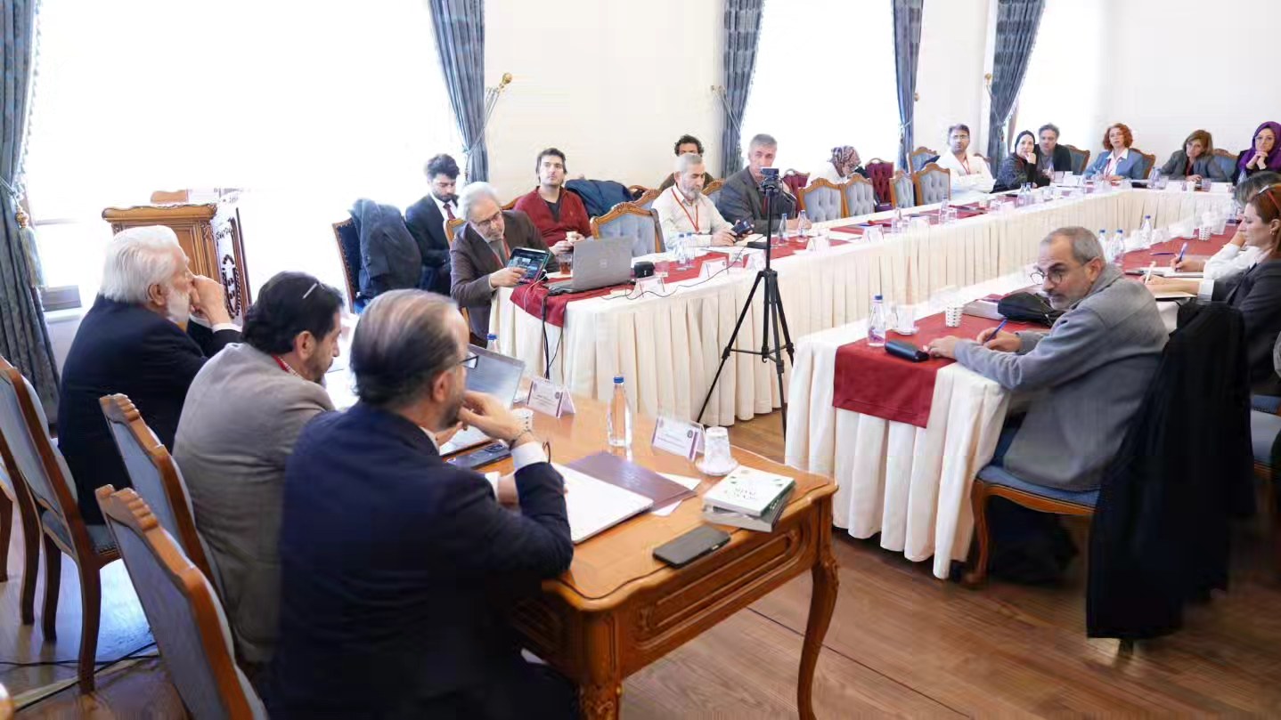 Konuşmacılar sunumlarını gerçekleştiriyorlar