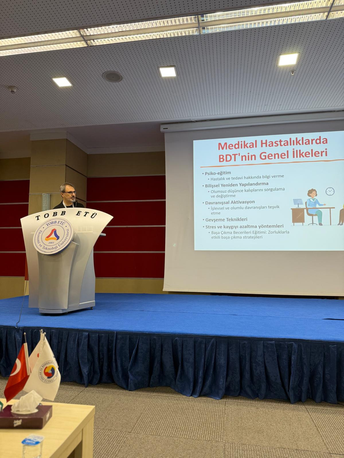 hakan türkçapar kürsüde konuşmasını yapıyor