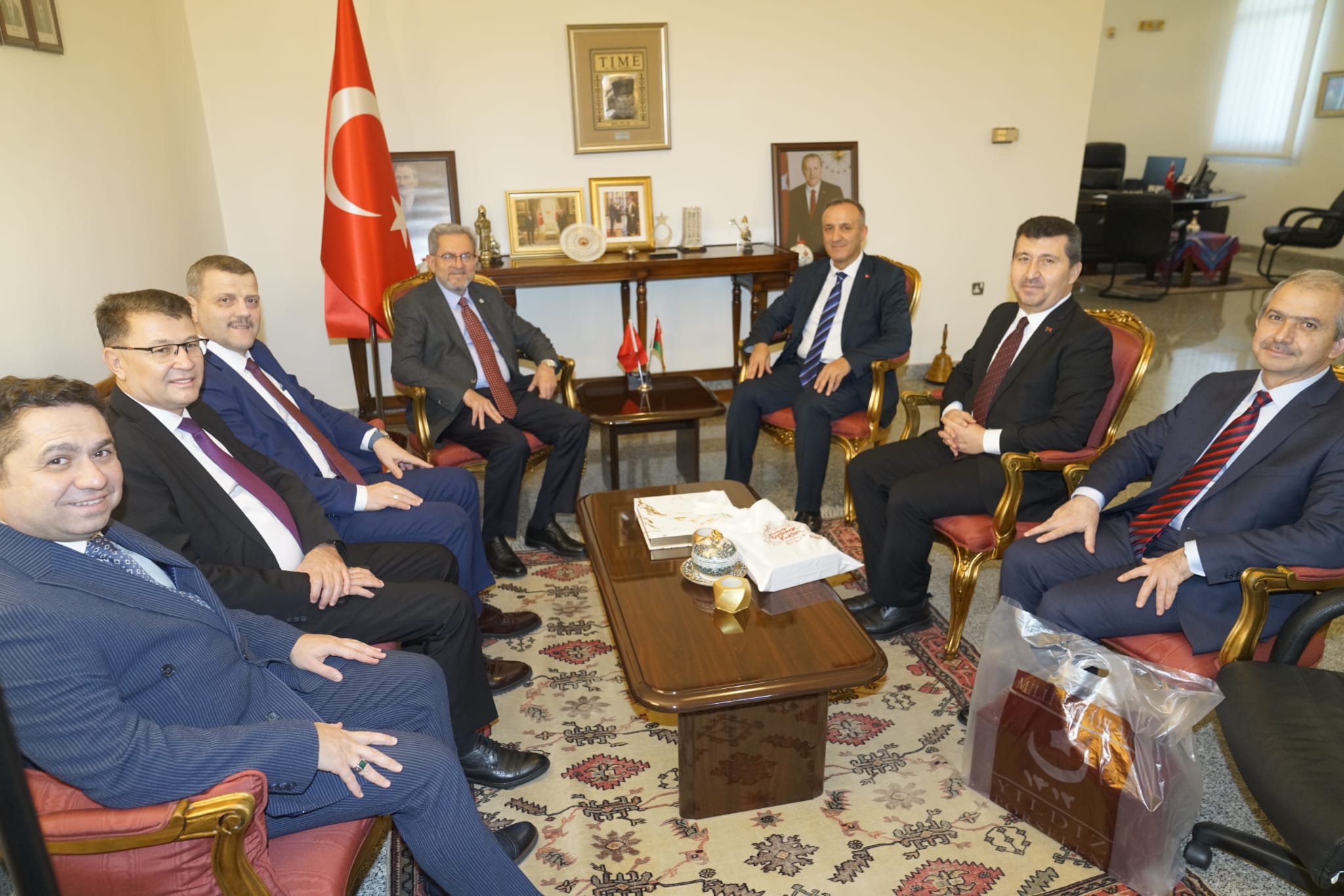 Büyükelçi ve Rektörler makam odasında sohbet ediyor