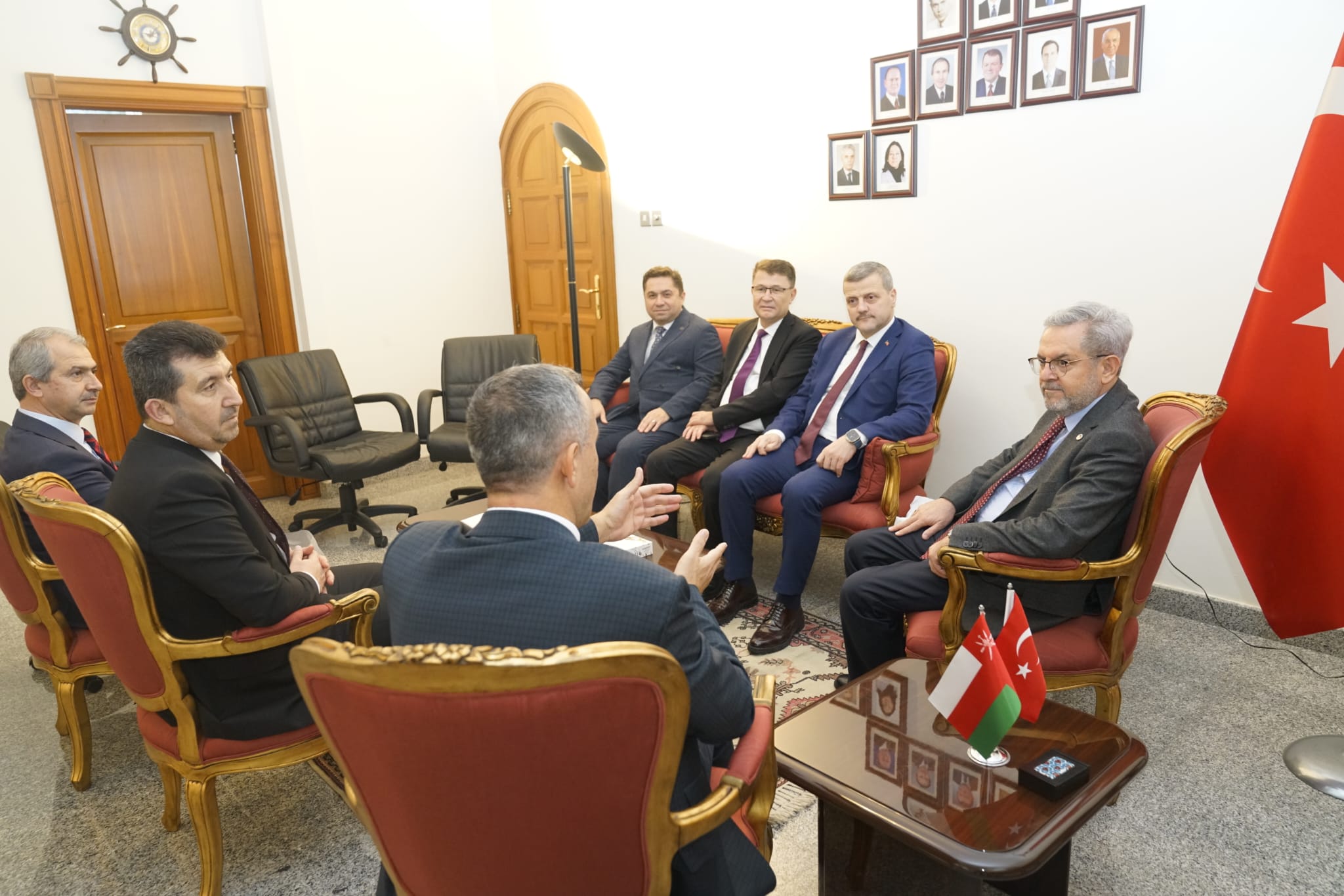 Büyükelçi ve Rektörler makam odasında sohbet ediyor