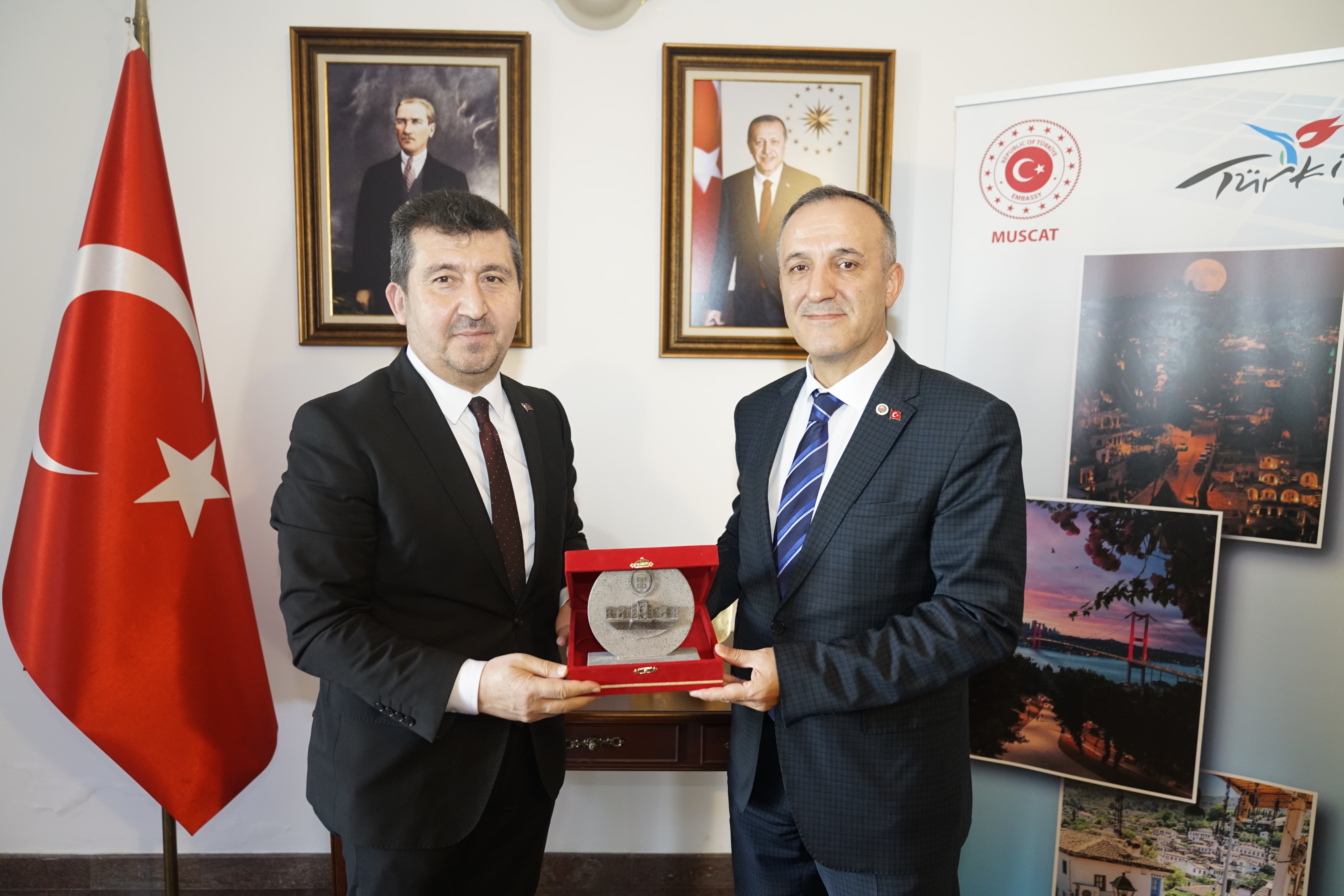 Rektörümüz Büyükelçiye plaket takdim ediyor