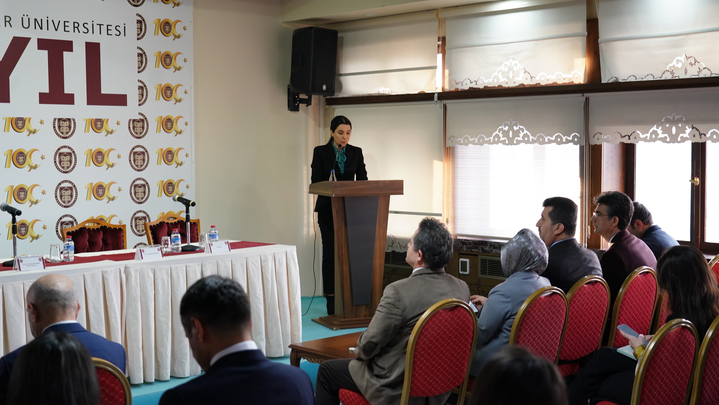 Sunucu kürsüde programı okuyor