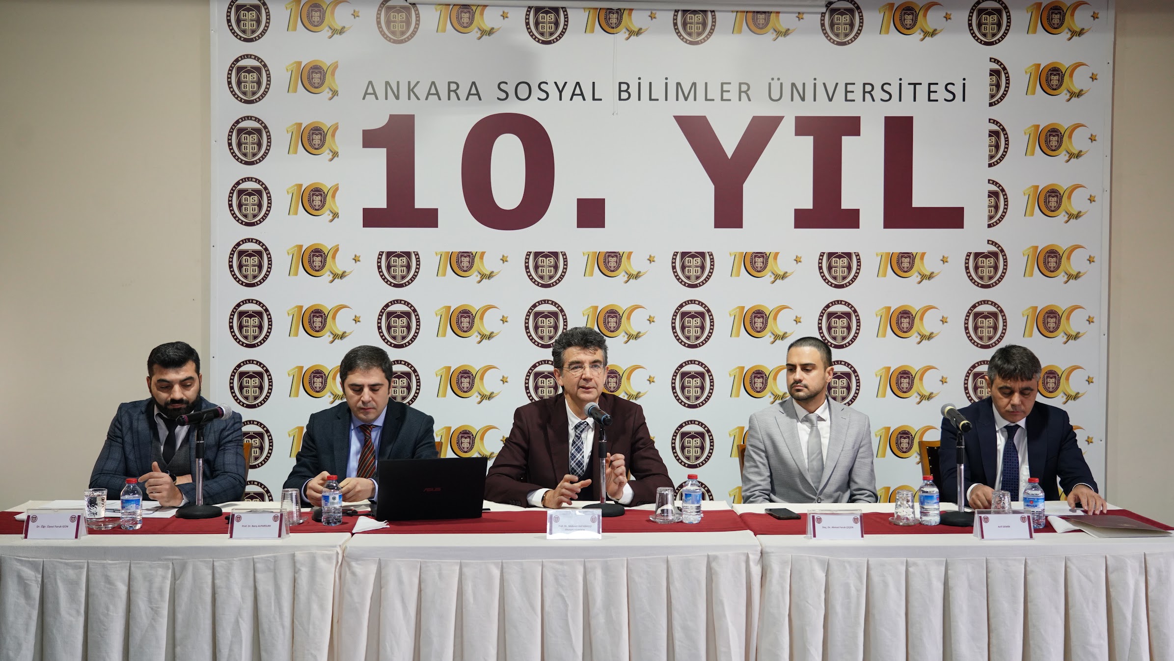 Program konuşmacıları masada sunumlarını gerçekleştiriyor