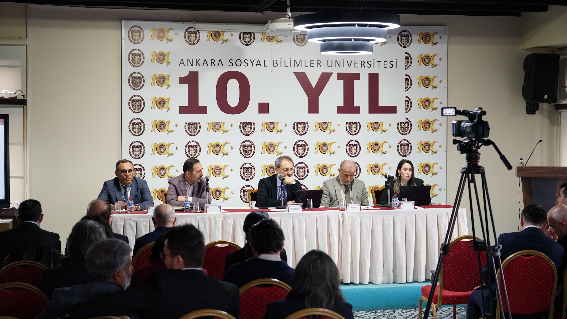 Program konuşmacıları masada sunumlarını gerçekleştiriyor