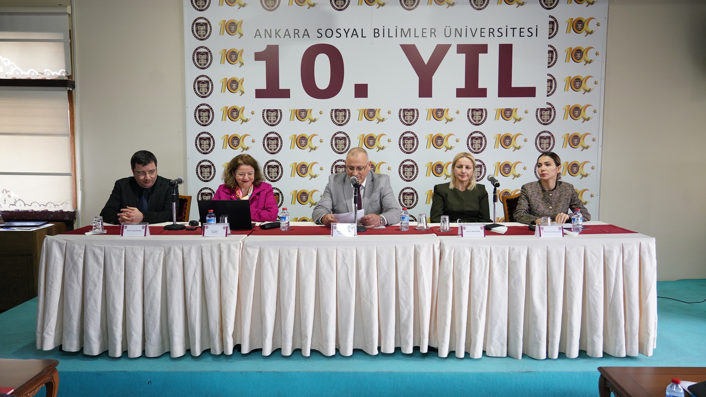 Program konuşmacıları masada sunumlarını gerçekleştiriyor