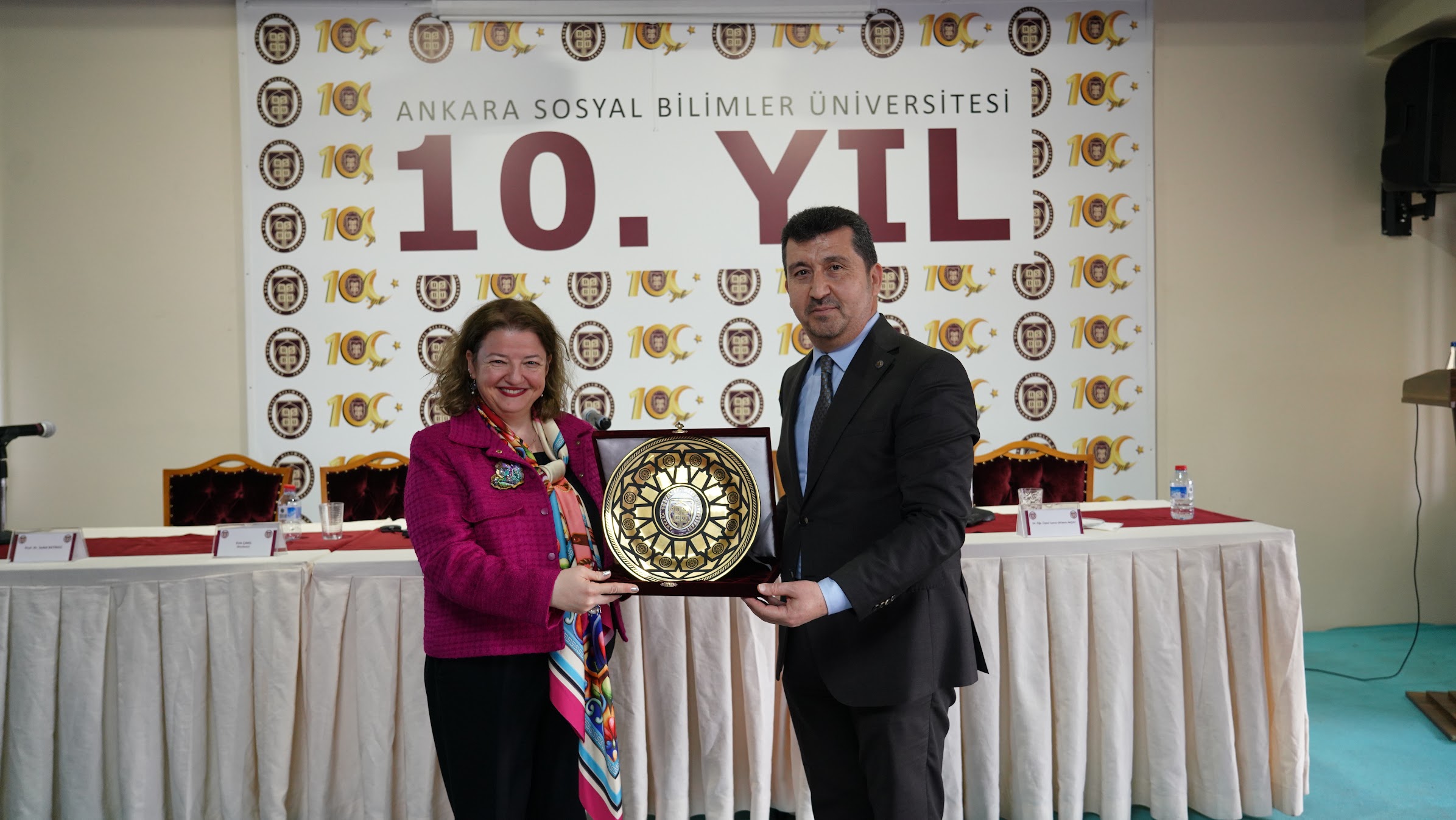 Rektör, kadın büyükelçiye plaket veriyor