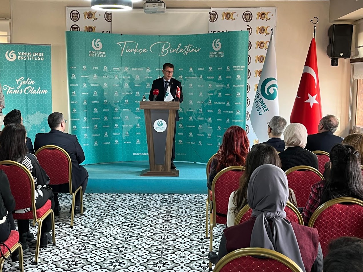 kürsüde konuşuyor