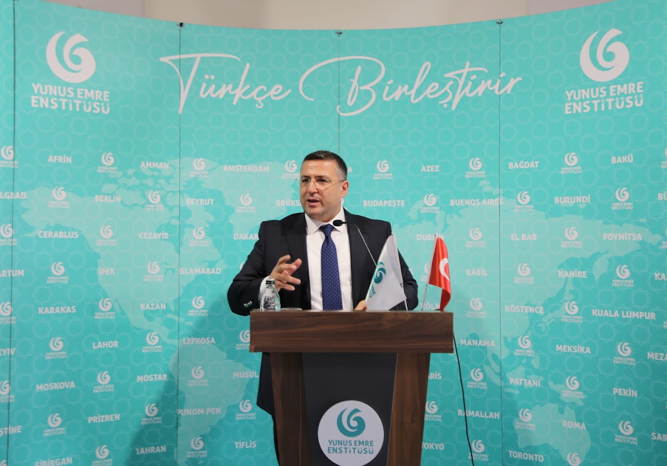 kürsüde konuşuyor